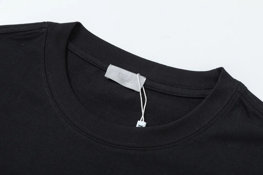 🅿️170 Dior Dior joint stone island series 2025 new three-dimensional silicone letter logo Unisex short-sleeved T-shirt ·Customized 280 grams of 100% double yarn pure cotton fabric ·Dyeing of 32 double-strand threads ·Laser three-dimensional convex glue technology ·Collar label, hangtag, main mark and three complete labels Color: black Size: XS S M L