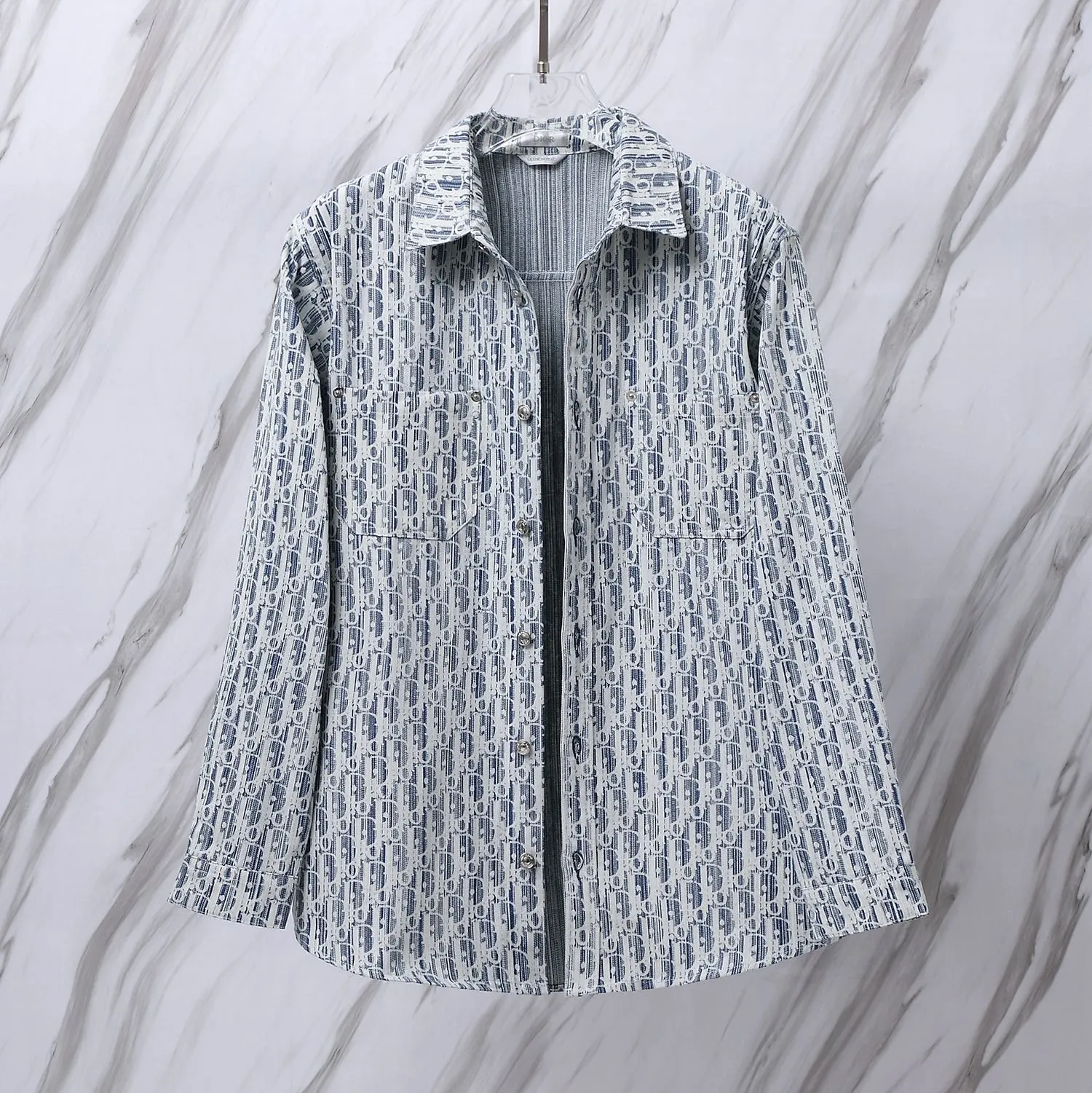 🅿️280 Item No.: D11 Dior/Dior DR letter-dyed all-over logo jacquard long-sleeved denim shirt. The fabric is made of high-custom woven denim fabric. It is independently completed in 36 processes in the own brand factory assembly line based on the original version. Exquisite workmanship, neat routing, fine stitch length, loose and versatile version, casual and fashionable. The buttons are made of exclusive molded and custom-made letter aluminum buttons, which are not easy to rust after being stored for a long time after washing. The "Dior" letters on the small buttons on the pockets are clearly visible. The letters on the fabric are printed using a discharge printing process. The color of the original yarn is pulled out to white and gray. It is not the so-called printed or jacquard fabric on the market. The texture of the fabric is thick and stiff, and the fabric properties are not easy to wrinkle. The dyeing yarn restores the original color. The packaging uses a new packaging bag with DR letters. The packaging tags are complete. The same style for men and women. Color: blue Size: 38/39/40/41