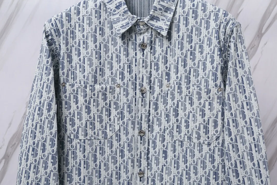 🅿️280 Item No.: D11 Dior/Dior DR letter-dyed all-over logo jacquard long-sleeved denim shirt. The fabric is made of high-custom woven denim fabric. It is independently completed in 36 processes in the own brand factory assembly line based on the original version. Exquisite workmanship, neat routing, fine stitch length, loose and versatile version, casual and fashionable. The buttons are made of exclusive molded and custom-made letter aluminum buttons, which are not easy to rust after being stored for a long time after washing. The "Dior" letters on the small buttons on the pockets are clearly visible. The letters on the fabric are printed using a discharge printing process. The color of the original yarn is pulled out to white and gray. It is not the so-called printed or jacquard fabric on the market. The texture of the fabric is thick and stiff, and the fabric properties are not easy to wrinkle. The dyeing yarn restores the original color. The packaging uses a new packaging bag with DR letters. The packaging tags are complete. The same style for men and women. Color: blue Size: 38/39/40/41