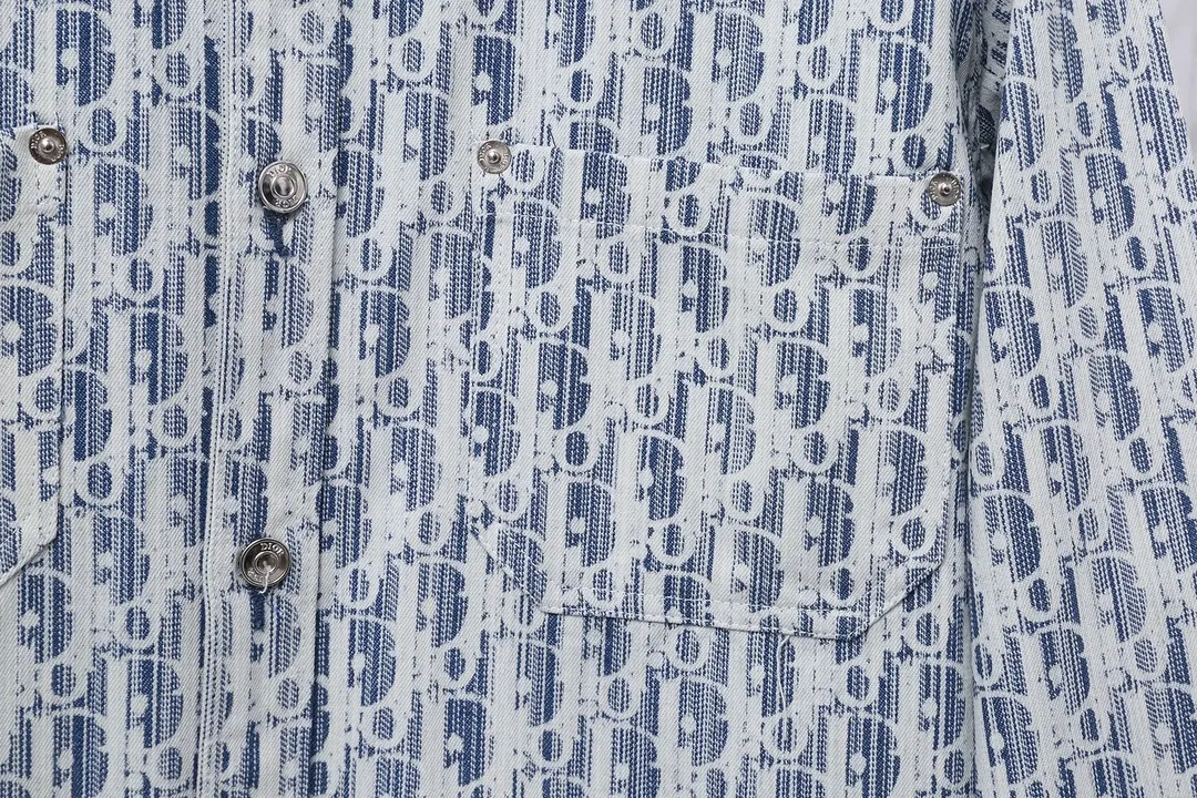 🅿️280 Item No.: D11 Dior/Dior DR letter-dyed all-over logo jacquard long-sleeved denim shirt. The fabric is made of high-custom woven denim fabric. It is independently completed in 36 processes in the own brand factory assembly line based on the original version. Exquisite workmanship, neat routing, fine stitch length, loose and versatile version, casual and fashionable. The buttons are made of exclusive molded and custom-made letter aluminum buttons, which are not easy to rust after being stored for a long time after washing. The "Dior" letters on the small buttons on the pockets are clearly visible. The letters on the fabric are printed using a discharge printing process. The color of the original yarn is pulled out to white and gray. It is not the so-called printed or jacquard fabric on the market. The texture of the fabric is thick and stiff, and the fabric properties are not easy to wrinkle. The dyeing yarn restores the original color. The packaging uses a new packaging bag with DR letters. The packaging tags are complete. The same style for men and women. Color: blue Size: 38/39/40/41