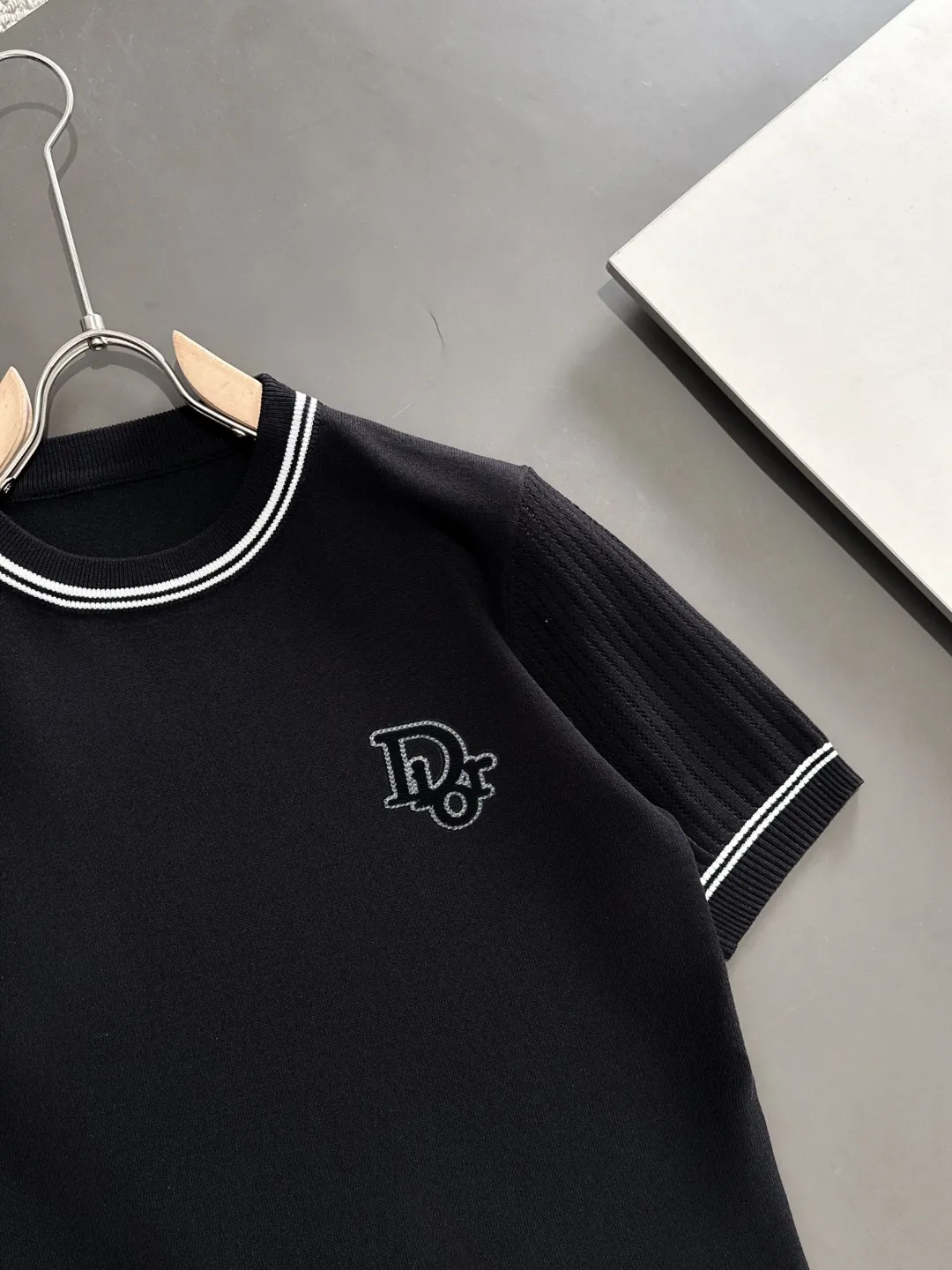 🅿️330 shipped next day. High quality Dior 2025 spring and summer new men's round neck short-sleeved T-shirt. Made of combed cotton yarn knitted cotton fabric. Pure cotton high-weight special yarn. It feels heavy when weighed. The upper body is also more textured than ordinary T-shirts. This texture can cope with the weather easily and is suitable for both hot and cold! The pattern on the chest adopts three-dimensional embroidery technology, and is perfectly produced stitch by stitch with reference to the original version! Loose fit design, looks noble. Size: M to XXXL