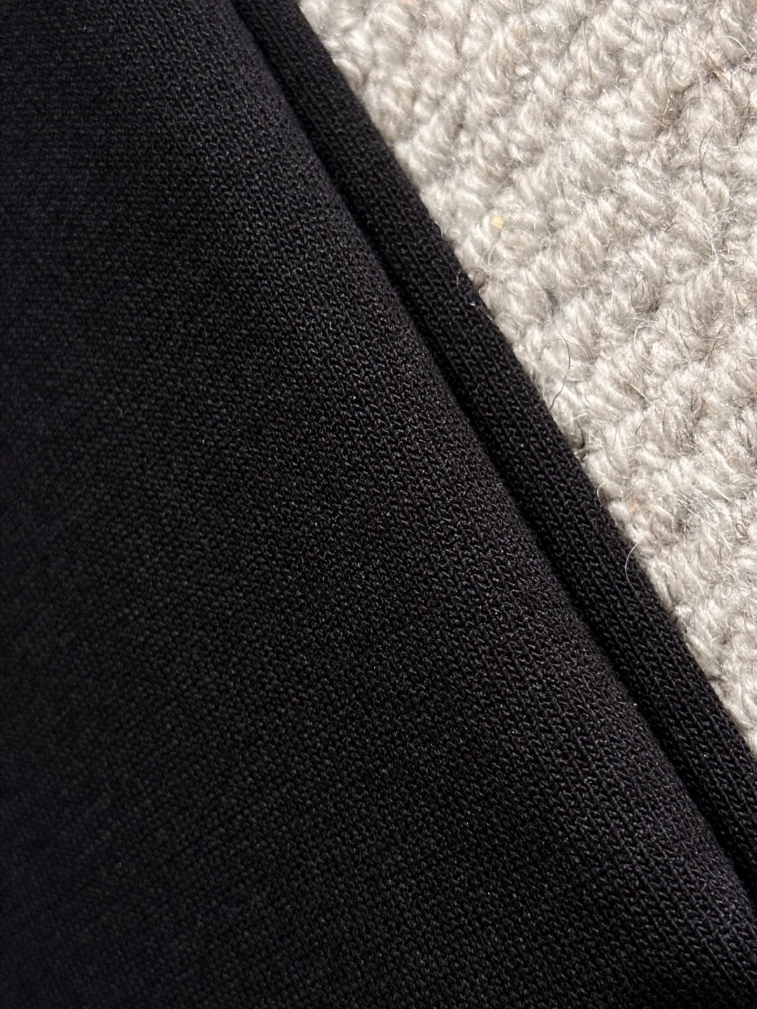 🅿️330 shipped next day. High quality Dior 2025 spring and summer new men's round neck short-sleeved T-shirt. Made of combed cotton yarn knitted cotton fabric. Pure cotton high-weight special yarn. It feels heavy when weighed. The upper body is also more textured than ordinary T-shirts. This texture can cope with the weather easily and is suitable for both hot and cold! The pattern on the chest adopts three-dimensional embroidery technology, and is perfectly produced stitch by stitch with reference to the original version! Loose fit design, looks noble. Size: M to XXXL