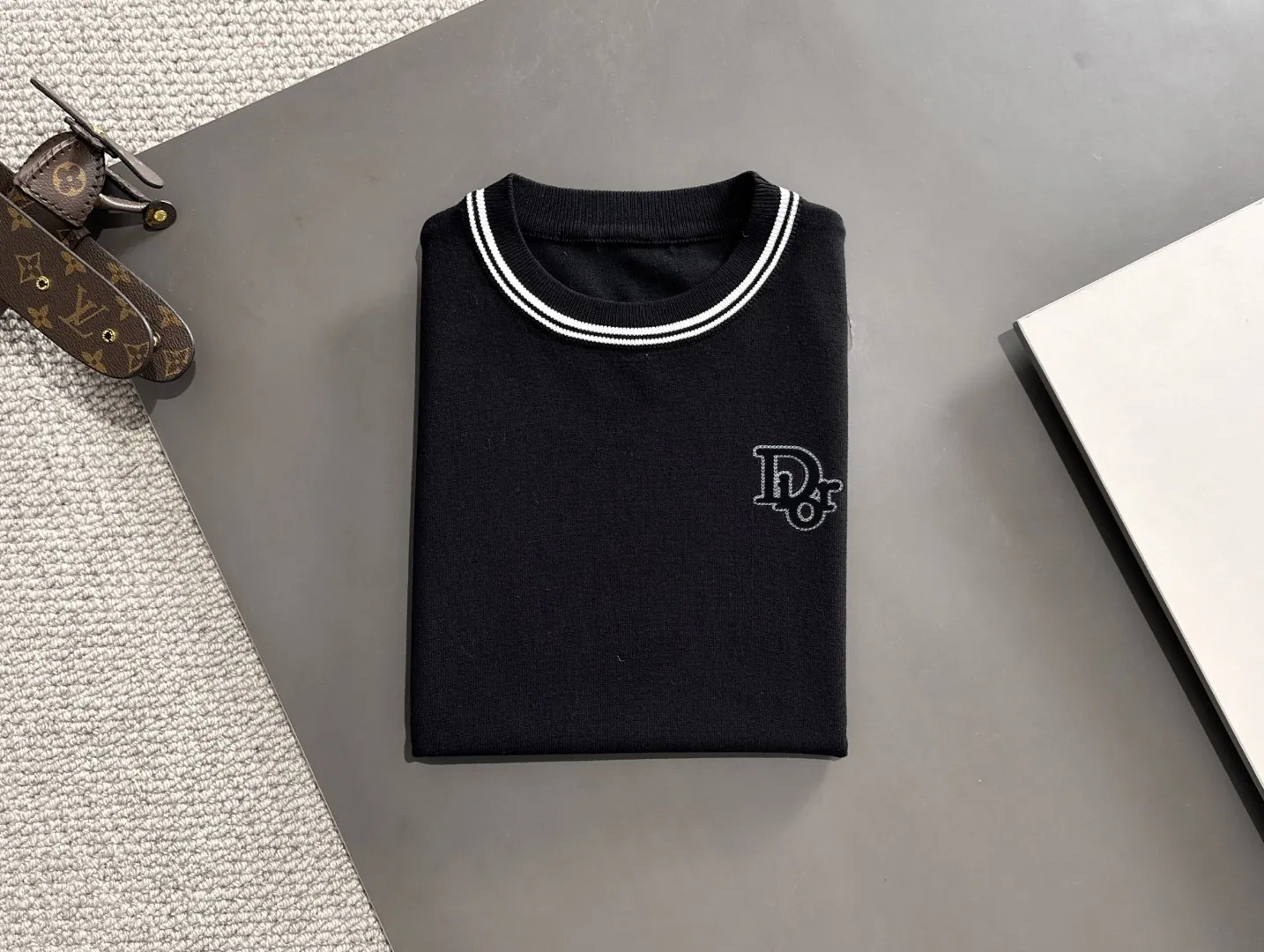 🅿️330 shipped next day. High quality Dior 2025 spring and summer new men's round neck short-sleeved T-shirt. Made of combed cotton yarn knitted cotton fabric. Pure cotton high-weight special yarn. It feels heavy when weighed. The upper body is also more textured than ordinary T-shirts. This texture can cope with the weather easily and is suitable for both hot and cold! The pattern on the chest adopts three-dimensional embroidery technology, and is perfectly produced stitch by stitch with reference to the original version! Loose fit design, looks noble. Size: M to XXXL