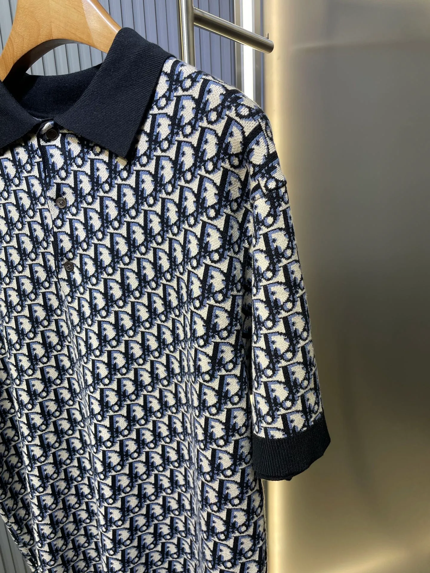 🅿️430 Dior knitted jacquard Polo shirt. Custom-woven Jinyue silk anti-ball material. Soft and delicate, comfortable and close to the skin. The timeless style is interpreted with deep navy. The iconic Oblique print blooms in a new look. Every line contains the brand's profound historical heritage. The combination of logo sweater and zipper Polo shirt is sublimation. Every fiber contains luxury and nobility. Process 1: Jacquard tissue imported from Germany. Precisely control the arrangement and interweaving of yarns and carefully interweave them on the loom to form Dior patterns and textures. Process 2: Use three-dimensional seam stitching. It uses specific sewing methods at the seams to make the clothes more three-dimensional and fit the body. The workmanship is cumbersome and complicated. Process 3: Softening and deodorizing process of garment washing water. Deep cleaning and deodorizing of clothes through professional washing equipment and specific detergents. Improve the feel and appearance of clothes. Accessories: Customized 1:1 Dior buttons Customized 1:1 Dior trademark Fit: Loose fit Size: S M L XL Style number: 25128-A90