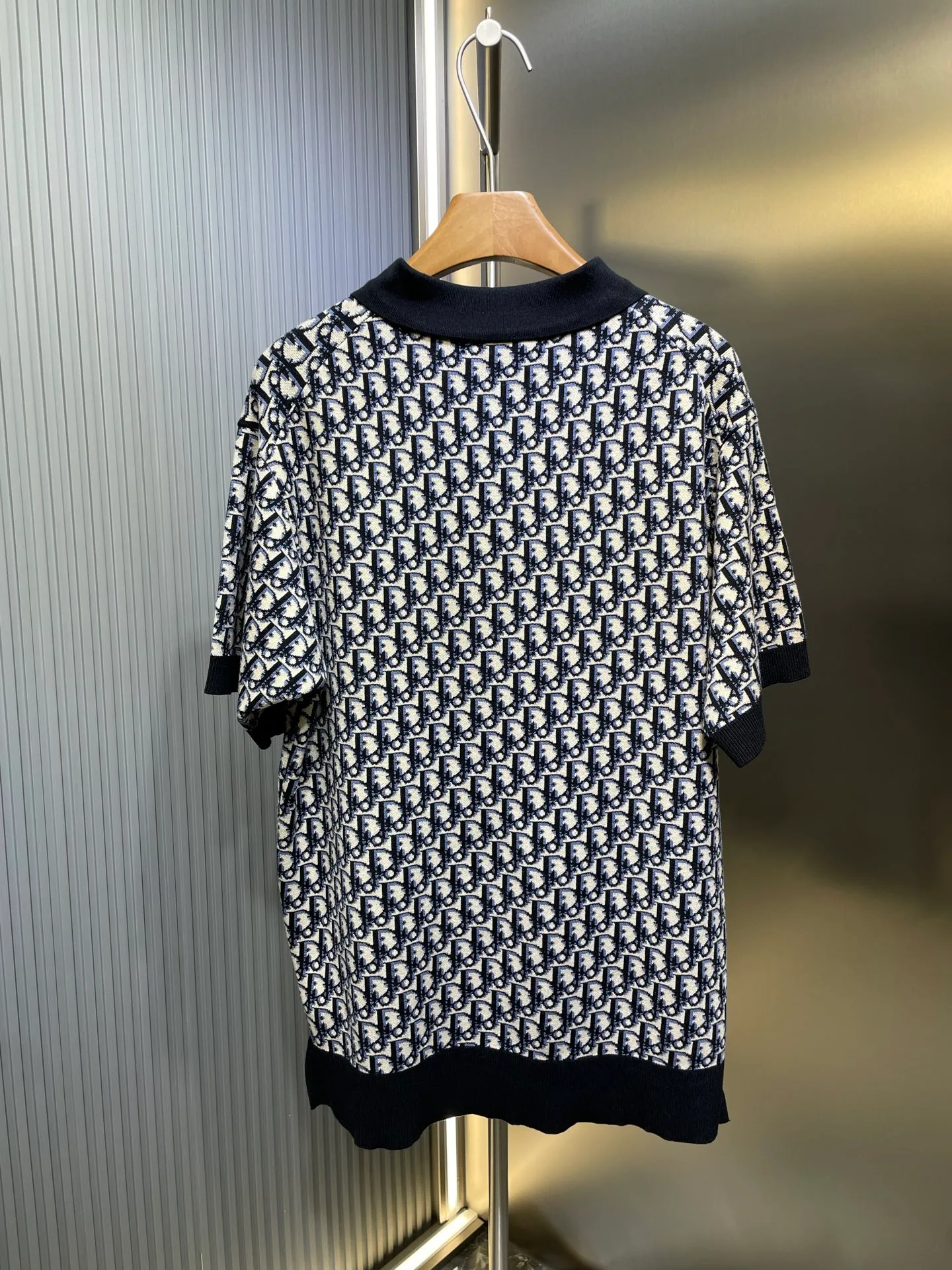 🅿️430 Dior knitted jacquard Polo shirt. Custom-woven Jinyue silk anti-ball material. Soft and delicate, comfortable and close to the skin. The timeless style is interpreted with deep navy. The iconic Oblique print blooms in a new look. Every line contains the brand's profound historical heritage. The combination of logo sweater and zipper Polo shirt is sublimation. Every fiber contains luxury and nobility. Process 1: Jacquard tissue imported from Germany. Precisely control the arrangement and interweaving of yarns and carefully interweave them on the loom to form Dior patterns and textures. Process 2: Use three-dimensional seam stitching. It uses specific sewing methods at the seams to make the clothes more three-dimensional and fit the body. The workmanship is cumbersome and complicated. Process 3: Softening and deodorizing process of garment washing water. Deep cleaning and deodorizing of clothes through professional washing equipment and specific detergents. Improve the feel and appearance of clothes. Accessories: Customized 1:1 Dior buttons Customized 1:1 Dior trademark Fit: Loose fit Size: S M L XL Style number: 25128-A90