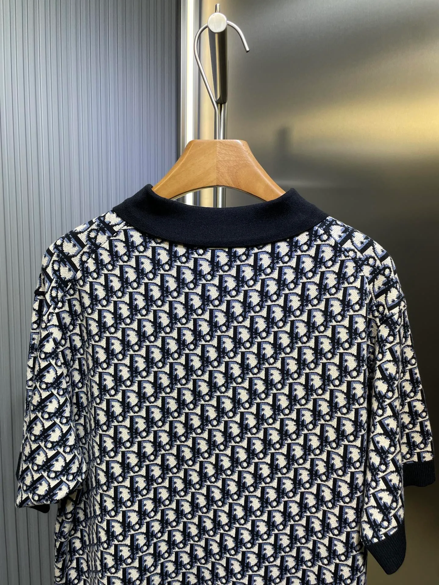 🅿️430 Dior knitted jacquard Polo shirt. Custom-woven Jinyue silk anti-ball material. Soft and delicate, comfortable and close to the skin. The timeless style is interpreted with deep navy. The iconic Oblique print blooms in a new look. Every line contains the brand's profound historical heritage. The combination of logo sweater and zipper Polo shirt is sublimation. Every fiber contains luxury and nobility. Process 1: Jacquard tissue imported from Germany. Precisely control the arrangement and interweaving of yarns and carefully interweave them on the loom to form Dior patterns and textures. Process 2: Use three-dimensional seam stitching. It uses specific sewing methods at the seams to make the clothes more three-dimensional and fit the body. The workmanship is cumbersome and complicated. Process 3: Softening and deodorizing process of garment washing water. Deep cleaning and deodorizing of clothes through professional washing equipment and specific detergents. Improve the feel and appearance of clothes. Accessories: Customized 1:1 Dior buttons Customized 1:1 Dior trademark Fit: Loose fit Size: S M L XL Style number: 25128-A90