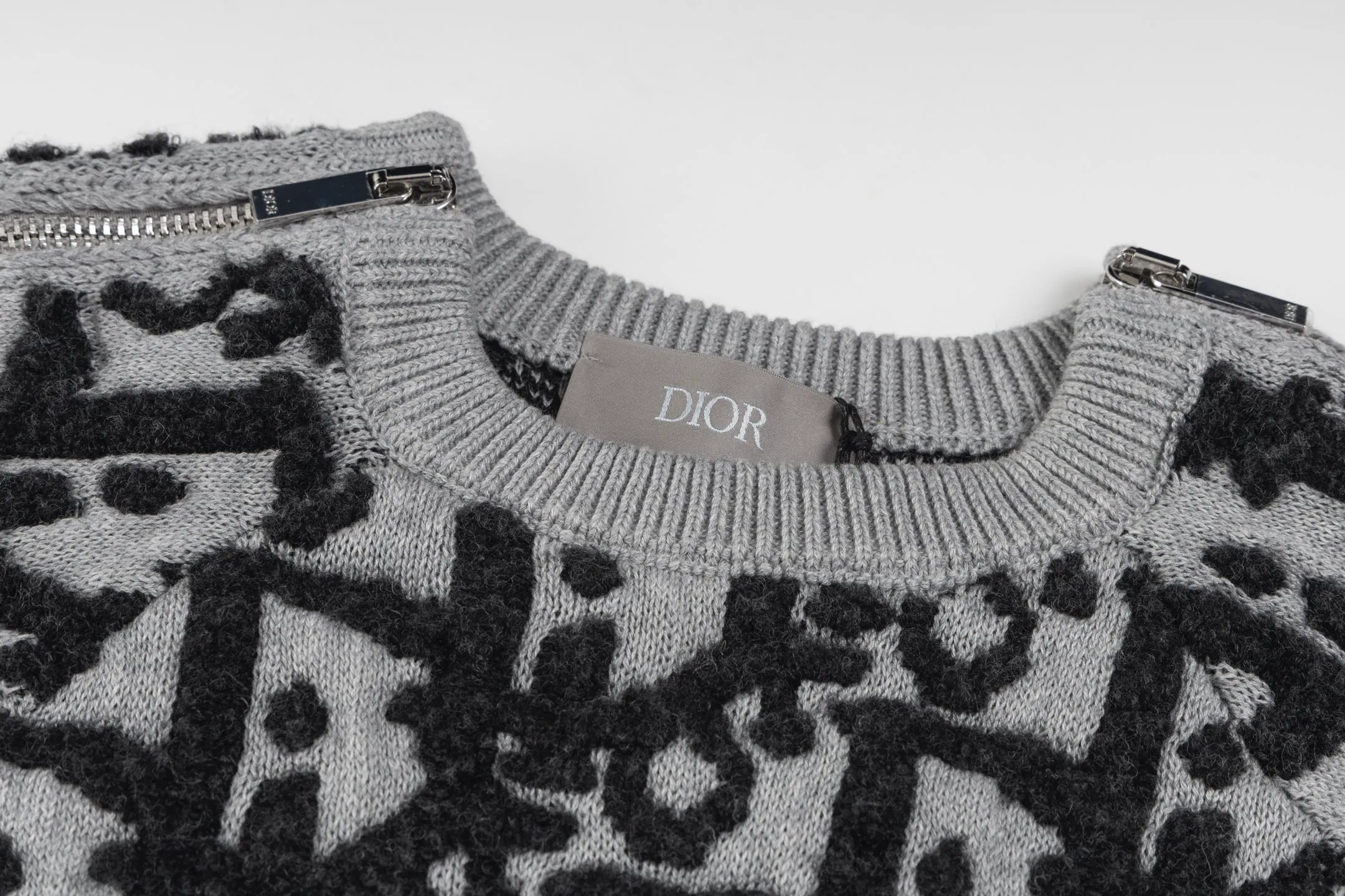 🅿️570 [Exclusive supply] CD 25FW terry embroidered jacquard crew neck sweater (grey). The original purchase is 20,000. The fabric is carefully made of white sheep wool blended jacquard fabric. The whole body decoration is developed with raised classic color matching Oblique printing pattern to enhance the style. Zippered sleeves add style, while a ribbed crew neck adds contrasting texture. It takes 400 minutes to weave the entire piece of clothing using an imported machine. The hole-explosion rate is extremely high and the cost is expensive. It only takes five dyeings to complete the yarn, and the yarn color loss is as high as 15%. The surface printing is the same three-dimensional as the original and needs to be completed with an imported machine. The sleeves are decorated with zipper openings and custom-made hardware zippers, and the side zippers are hand-sewn at a high cost. A sleek, modern reinterpretation of a classic logo. Size:S/M/L/XL