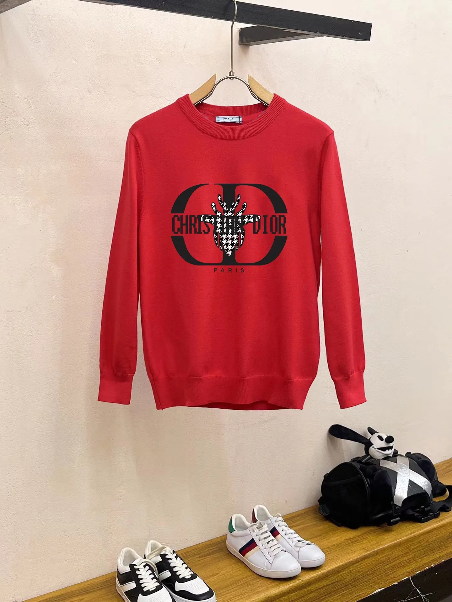 🅿️240 【DIOR】Autumn and winter classic round neck pullover sweater, in full condition! ! ! Wool blended fabric, the latest model in 2025, golden ratio! ! Slim-fitting soft gold, versatile and practical item, the combination and practicality are extremely powerful, simple and elegant, and classy! To create your own style, it is highly recommended to buy it in two colors. The standard slim fit tailoring process is suitable for both young and old men. It is knitted from wool and will not cause any discomfort! While keeping warm, it is stylish, textured and wearable, and the classic logo with contrasting colors on the chest feels in place! ! Recommended for regular customers! ! Size M-3XL (maximum wear: 190 pounds)