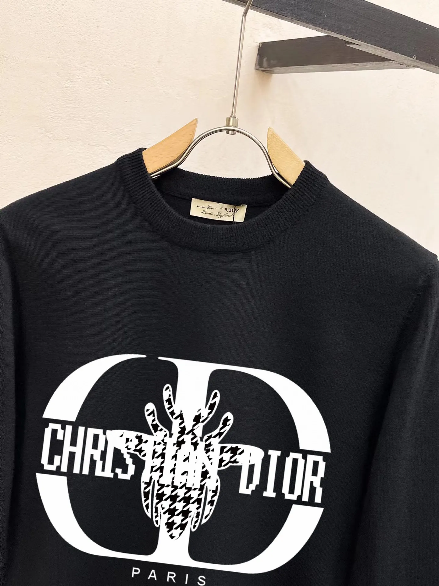 🅿️240 【DIOR】Autumn and winter classic round neck pullover sweater, in full condition! ! ! Wool blended fabric, the latest model in 2025, golden ratio! ! Slim-fitting soft gold, versatile and practical item, the combination and practicality are extremely powerful, simple and elegant, and classy! To create your own style, it is highly recommended to buy it in two colors. The standard slim fit tailoring process is suitable for both young and old men. It is knitted from wool and will not cause any discomfort! While keeping warm, it is stylish, textured and wearable, and the classic logo with contrasting colors on the chest feels in place! ! Recommended for regular customers! ! Size M-3XL (maximum wear: 190 pounds)