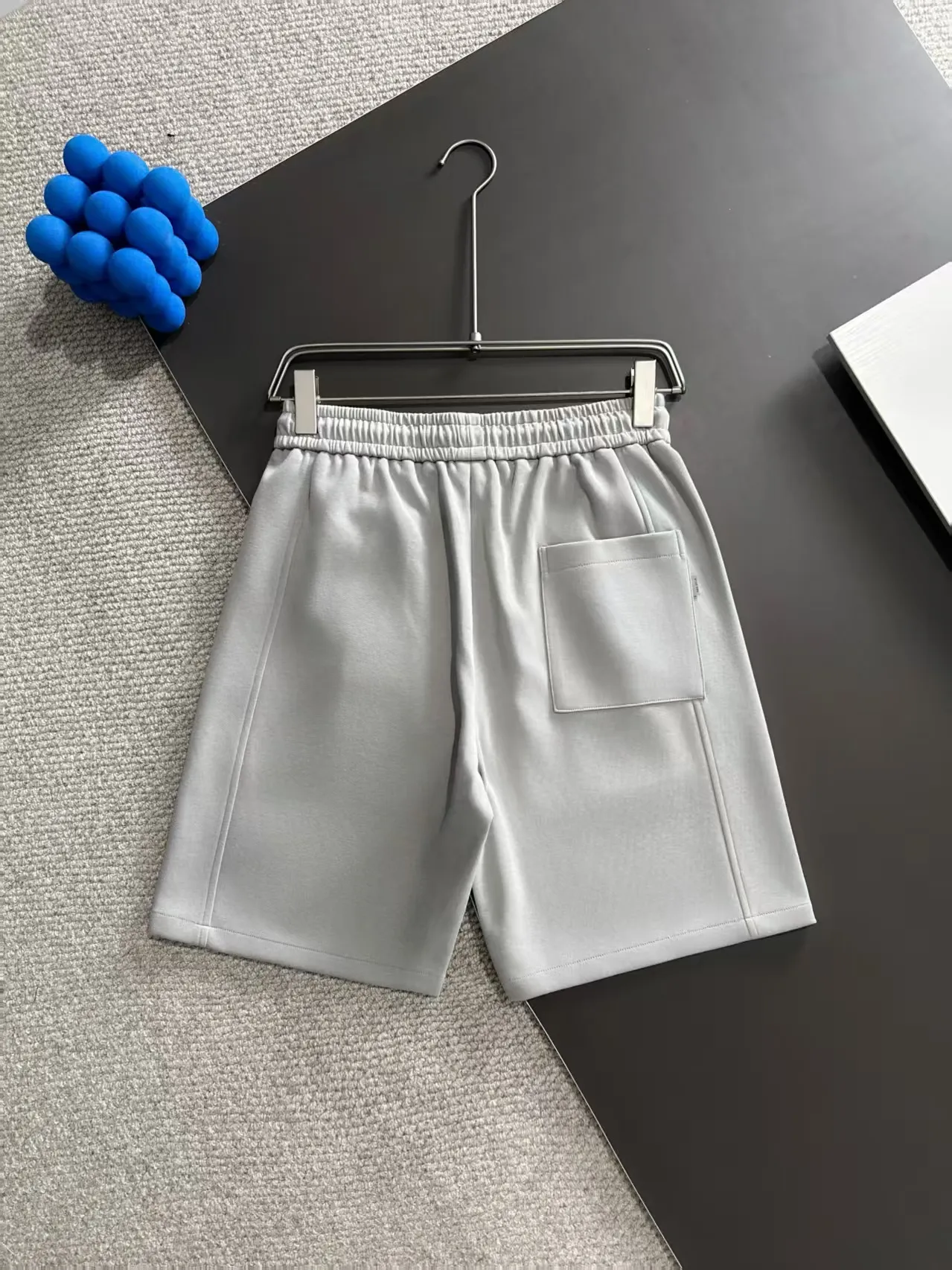 🅿️330 shipped next day. High-quality DIOR Dior 2025 spring and summer new high-definition elastic band casual solid color loose shorts. Made with machines imported from Italy. The hem of the trousers is stitched with two needles. The stitching is fine and firm. The fabric is customized at the counter. It has high breathability and comfort. The details are impeccable. The design concept of brand elements reflects high quality. It feels delicate and soft! It presents a casual cut and the upper body shape is great! Size: M-3XL