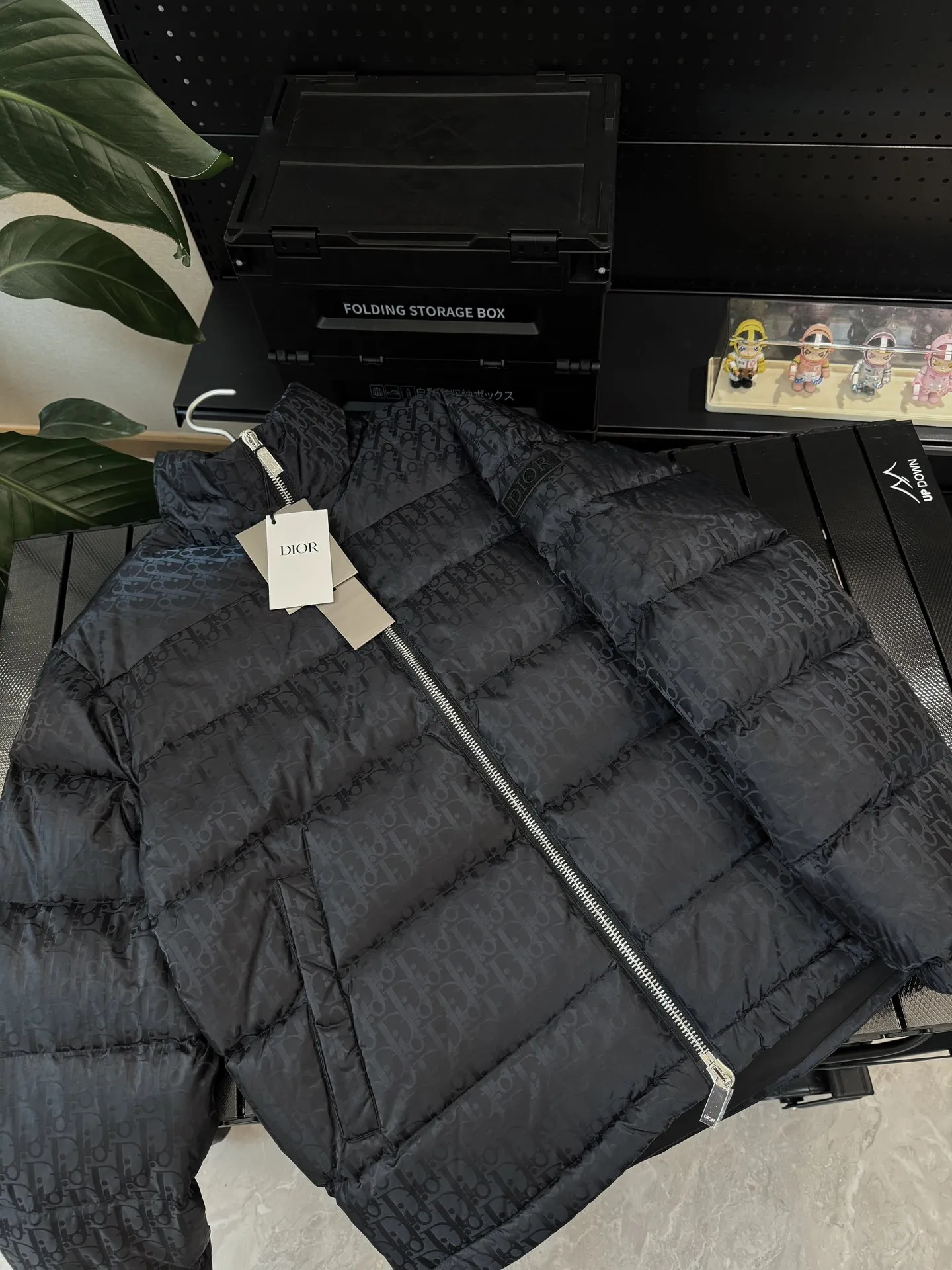 🅿️780 💎Black💎 Top quality, six colors available, new down ⬆️ Dior 23FW oblique dark pattern presbyopic stand collar down jacket, the same style at the counter, popular all the way🔥presbyopic down jacket is here🤩～ This is a down jacket with ultra-complex craftsmanship. The custom-made fabric cycle takes up to 50 days. Based on the original fabric, laser jacquard makes the whole piece of clothing concave and convex, with a stronger three-dimensional effect and a more obvious 3D effect. ✨This fabric has a good hand feel, and the dark pattern presbyopia on the jacket is very low-key. The fabric shows a dark luster and has extremely high waterproof properties! The real texture is more perfect, custom-woven high-density satin nylon material and dark jacquard weave, simple and refreshing, thick and fluffy, super three-proof fabric, waterproof, stain-proof and dust-proof! ✨ Full-width jacquard LOGO, ultra-high-end luxury and style. The handsomeness and eye-catching index of the upper body are absolutely NO. 1. Fully custom-woven jacquard LOGO technology fabric, high-density polyester fiber. It is a new type of heat-insulating and light-weight fabric. It has a light texture, delicate and soft warmth and breathability. Especially the LOGO jacquard produces different light and dark interweaving under different lights! Full of hidden flower logos, low-key with a touch of expensiveness, the overall shape is not too bloated, windproof and waterproof, it can be called a haven in winter 😍 Simple but not simple, wear it with a wrap in autumn and winter. ���The interior is filled with 90-fill white goose down, (90% white goose down ➕10% white goose feather) This type of down is full of fluffiness, better thermal insulation, and has no down stalks! Hooded and windproof design, comfortable and warm! The white goose down filled inside is a strong guarantee of warmth and cold resistance. As for the so-called odor gas of down, it is completely worry-free. The upper body is light and full. The down filling is sufficiently balanced to obtain uniform warmth! The upper body is eye-catching. ✨The hardware of the whole garment is made of original 1V1 customized tungsten material. Leather label design, hot melt technology, one-time molding. Size: S-3Xl (44-54 yards) couple style. Available in six colors: light gray/light blue/navy blue/dark gray/black/dark blue
