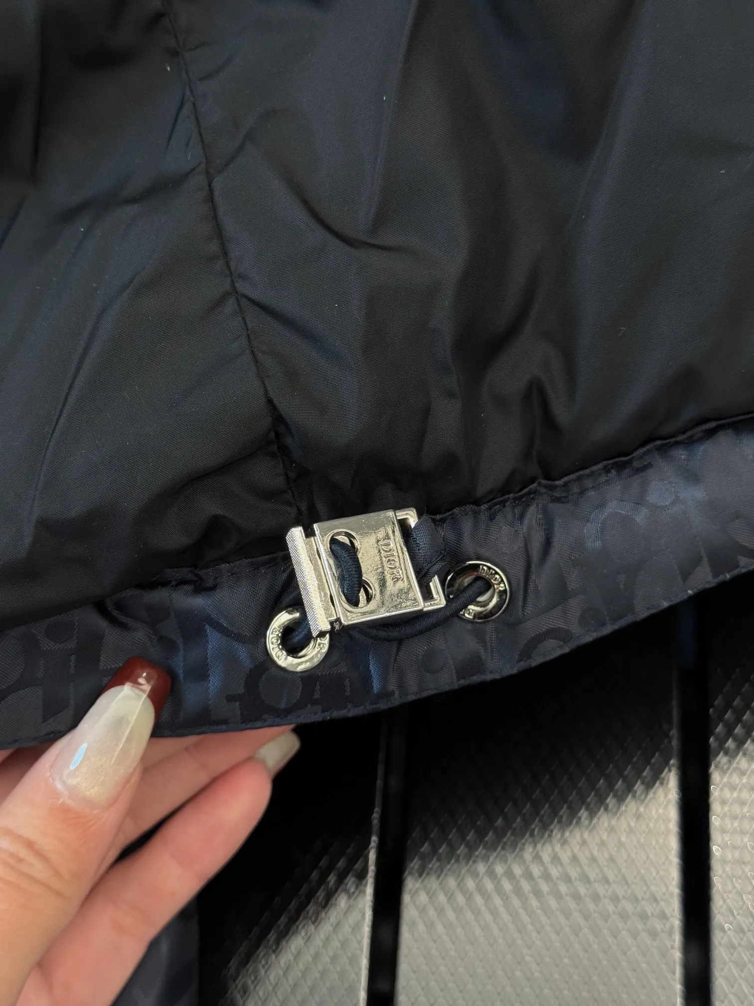 🅿️780 💎Black💎 Top quality, six colors available, new down ⬆️ Dior 23FW oblique dark pattern presbyopic stand collar down jacket, the same style at the counter, popular all the way🔥presbyopic down jacket is here🤩～ This is a down jacket with ultra-complex craftsmanship. The custom-made fabric cycle takes up to 50 days. Based on the original fabric, laser jacquard makes the whole piece of clothing concave and convex, with a stronger three-dimensional effect and a more obvious 3D effect. ✨This fabric has a good hand feel, and the dark pattern presbyopia on the jacket is very low-key. The fabric shows a dark luster and has extremely high waterproof properties! The real texture is more perfect, custom-woven high-density satin nylon material and dark jacquard weave, simple and refreshing, thick and fluffy, super three-proof fabric, waterproof, stain-proof and dust-proof! ✨ Full-width jacquard LOGO, ultra-high-end luxury and style. The handsomeness and eye-catching index of the upper body are absolutely NO. 1. Fully custom-woven jacquard LOGO technology fabric, high-density polyester fiber. It is a new type of heat-insulating and light-weight fabric. It has a light texture, delicate and soft warmth and breathability. Especially the LOGO jacquard produces different light and dark interweaving under different lights! Full of hidden flower logos, low-key with a touch of expensiveness, the overall shape is not too bloated, windproof and waterproof, it can be called a haven in winter 😍 Simple but not simple, wear it with a wrap in autumn and winter. ���The interior is filled with 90-fill white goose down, (90% white goose down ➕10% white goose feather) This type of down is full of fluffiness, better thermal insulation, and has no down stalks! Hooded and windproof design, comfortable and warm! The white goose down filled inside is a strong guarantee of warmth and cold resistance. As for the so-called odor gas of down, it is completely worry-free. The upper body is light and full. The down filling is sufficiently balanced to obtain uniform warmth! The upper body is eye-catching. ✨The hardware of the whole garment is made of original 1V1 customized tungsten material. Leather label design, hot melt technology, one-time molding. Size: S-3Xl (44-54 yards) couple style. Available in six colors: light gray/light blue/navy blue/dark gray/black/dark blue