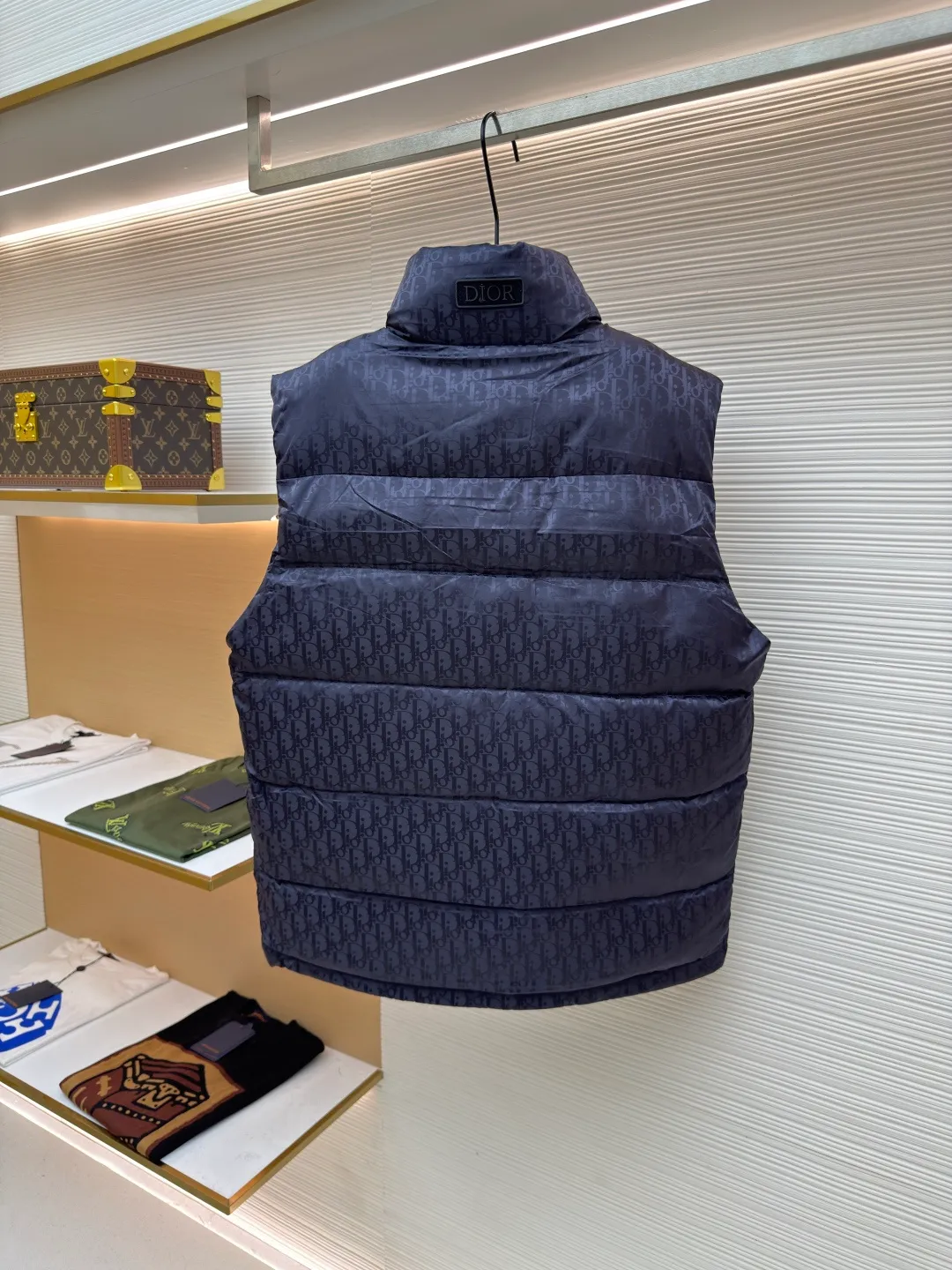 Dior oblique dark pattern old flower stand collar vest ●Original version: purchased and developed by 13855 ●Item number: 1680765-B90 ●Fabric: down fabric ●Technology: full-width jacquard production ●Version: fitted version ●Weight: about 690 grams ●Size: 46-48-50-52-54-56 ●Description: This is a down with ultra-complex craftsmanship. The customization cycle of the fabric is as long as 50 days. Based on the original fabric, laser jacquard makes the whole piece concave and convex, with a stronger three-dimensional effect and a more obvious 3D effect. ✨This fabric has a good hand feel, and the dark pattern presbyopia on it is very low-key. The fabric shows a dark luster and is extremely waterproof! The real texture is more perfect, custom-woven high-density satin nylon material and dark jacquard weave, simple and refreshing, thick and fluffy, super three-proof fabric, waterproof, stain-proof and dust-proof! ✨ Full-width jacquard LOGO, ultra-high-end luxury and style. The handsomeness and eye-catching index of the upper body are absolutely NO. 1. Fully custom-woven jacquard LOGO technology fabric, high-density polyester fiber. It is a new type of heat-insulating and light-weight fabric. It has a light texture, delicate and soft warmth and breathability. Especially the LOGO jacquard produces different light and dark interweaving under different lights! The overall wiring is straight and delicate, the fabric is comfortable and soft, and the color is consistent without color difference. It can be matched with the same style to create a fashionable look and control various occasions. Customized accessories, complete with three standards, same style for men and women!