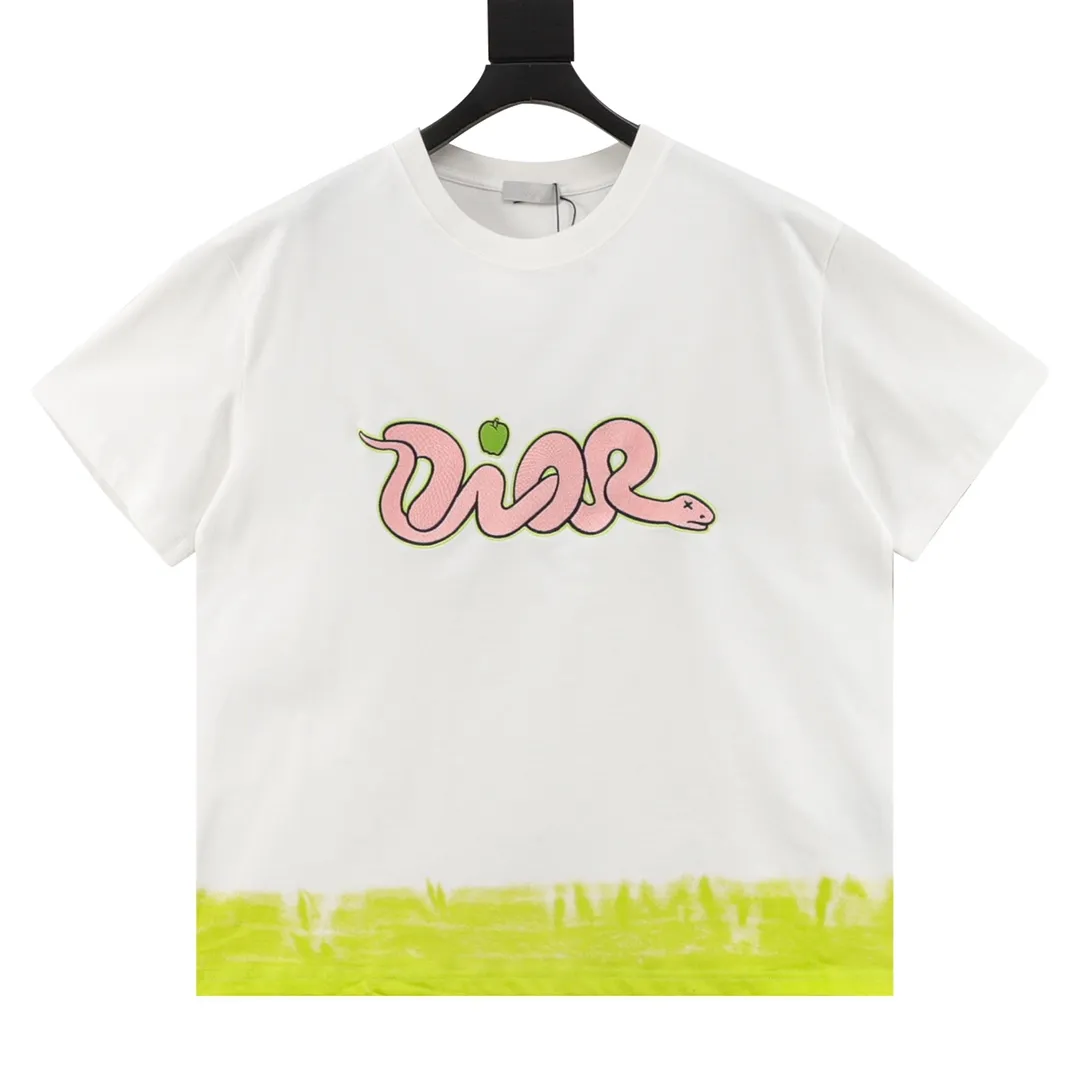 🅿️240 DIIR T-shirt from DO AND KAWS limited collection. The Year of the Snake graphic design reinterprets the classic logo. Contrasting logo patch at chest. The imported machine-made tatami embroidery technology makes the letter logo appear delicate and exquisite, enhancing the decorative effect. Use an embroidery machine to embroider the designed letter logo onto the patch. Size：XS-L