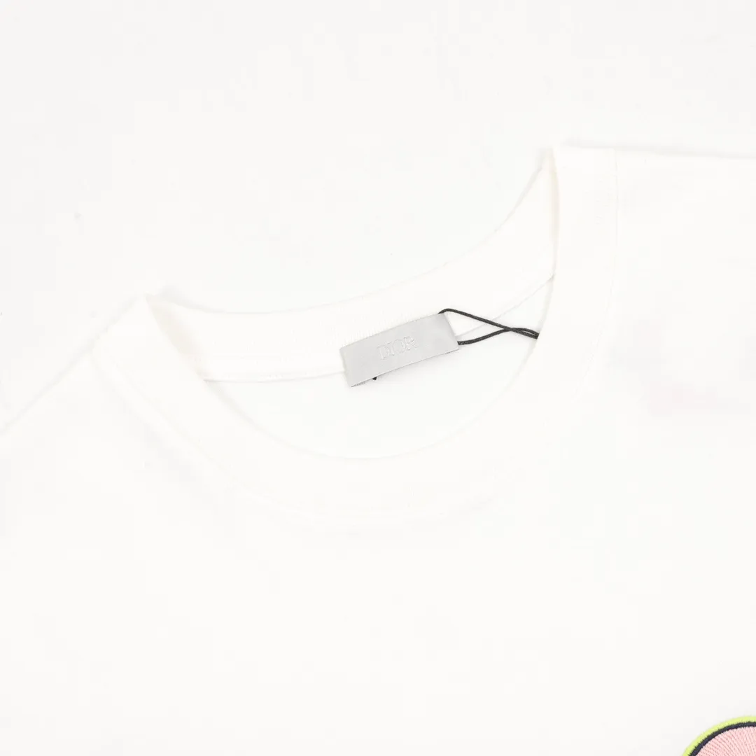 🅿️240 DIIR T-shirt from DO AND KAWS limited collection. The Year of the Snake graphic design reinterprets the classic logo. Contrasting logo patch at chest. The imported machine-made tatami embroidery technology makes the letter logo appear delicate and exquisite, enhancing the decorative effect. Use an embroidery machine to embroider the designed letter logo onto the patch. Size：XS-L