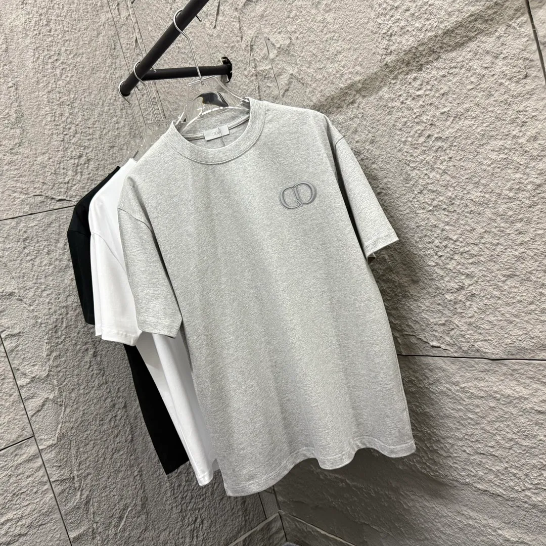 🅿️180 Dio*Dior* 2025 Spring and Summer Style Classic Silver Line Letters CD Embroidered Personalized Logo Customized Double Yarn Plain Cotton Fabric Short Sleeve T-shirt Unisex Color: Angora Red Black White Light Blue Floral Gray Size: S (90-130 catties) M (120-150 catties) L (140-165 catties) XL (160-180 pounds) XXL (180-210 pounds)