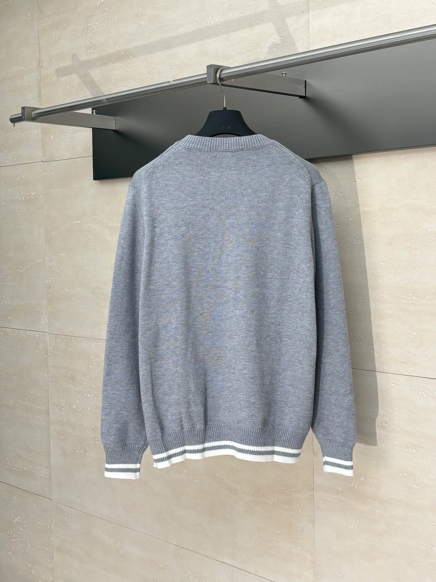🅿️432 Dio*/Dior 25Fw letter embroidered crew neck sweater is made of 70 wool, 30 camel hair blended 40 count double-ply yarn to carry the ball. The pattern-spun yarn is custom-dyed in beige and apricot colors, and an imported 12-needle knitting machine is used for the plain weave process. The chest is decorated with a classic logo on the front. The letter pattern is embroidered with imported Tajima machines using thousands of needles. It adopts precise needle embroidery technology. The embroidery is very fine and dense, and the letter pattern outlines the design clearly. Double-sided wool hanging technology, fine workmanship, clear texture and texture, and extremely fine woven threads are made of environmentally friendly fibers. Combined with the special soft washing process, the body fabric has a soft touch. The softly stretched environmentally friendly microfiber creates the bottom layer, which is not easily deformed when stretched, and still maintains the original wide feeling.  Size：S/M/L