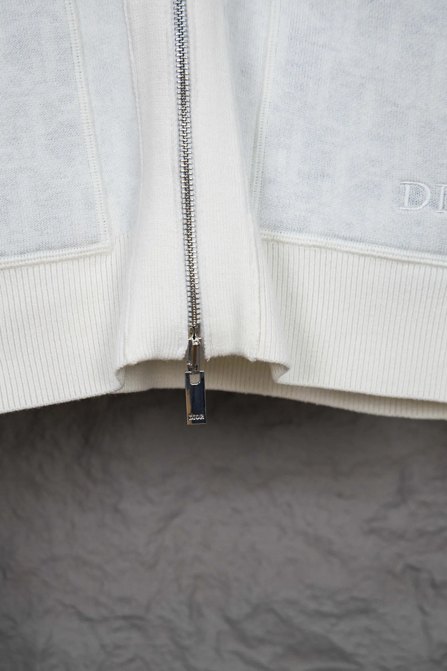 🅿️650 Style No.: M249 replica version Dior 𝘾𝙝𝙧𝙞𝙨𝙩𝙞𝙖𝙣 𝘿𝙞𝙤𝙧 CD 24SS old flower all-over printed double-sided jacquard zipper cardigan jacket sweater lightism essential luxury item for men and women for daily commuting Purchase authentic pattern Correct version Welcome to compare Detailed features · Use 50% wool content yarn, 35% cashmere 15% synthetic fiber · Adopt double-sided jacquard craftsmanship imported from Germany · Collar, cuffs and hem thread design Windproof and comfortable · Spacing between strips and letter logos The woven sheet effect is completely restored · Original main mark washed tag moisture-proof paper packaging Color: White Gray Size: S M L