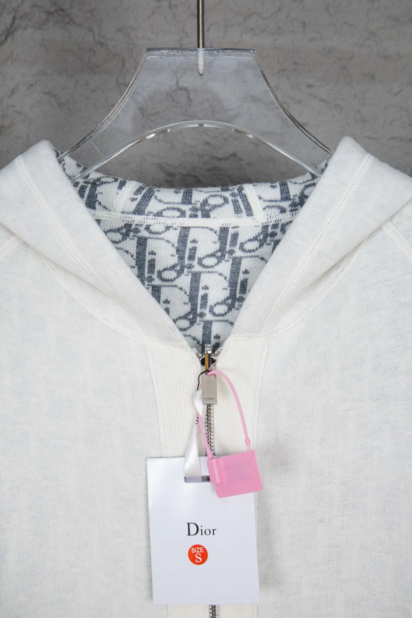 🅿️650 Style No.: M249 replica version Dior 𝘾𝙝𝙧𝙞𝙨𝙩𝙞𝙖𝙣 𝘿𝙞𝙤𝙧 CD 24SS old flower all-over printed double-sided jacquard zipper cardigan jacket sweater lightism essential luxury item for men and women for daily commuting Purchase authentic pattern Correct version Welcome to compare Detailed features · Use 50% wool content yarn, 35% cashmere 15% synthetic fiber · Adopt double-sided jacquard craftsmanship imported from Germany · Collar, cuffs and hem thread design Windproof and comfortable · Spacing between strips and letter logos The woven sheet effect is completely restored · Original main mark washed tag moisture-proof paper packaging Color: White Gray Size: S M L