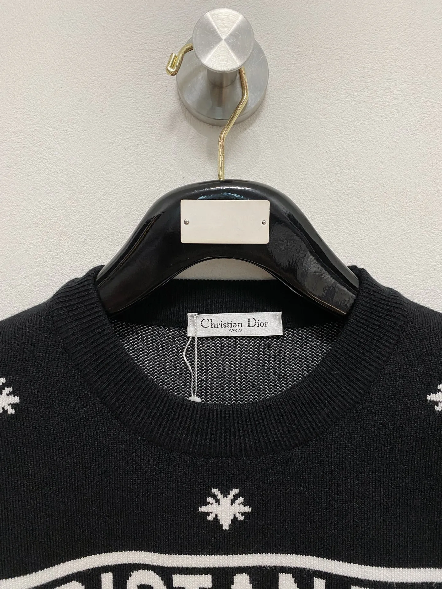 🅿️440 Dior 2025 new wool blended round neck long-sleeved sweater cardigan bottoming sweater, high-end version! The custom-made fabrics at the counter are highly breathable and comfortable, with impeccable details and brand element design concepts, reflecting high quality. It feels delicate and soft! It presents a casual cut and the upper body shape is great! 🐉Code size: M-3XL