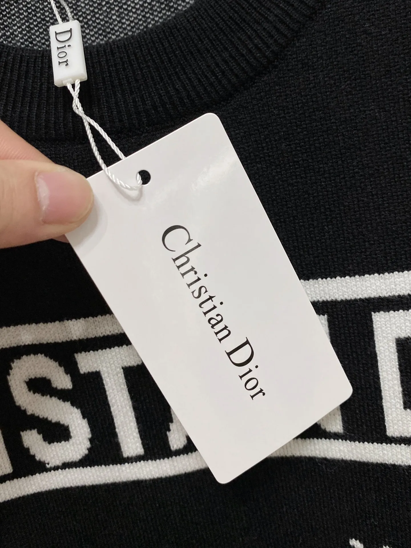 🅿️440 Dior 2025 new wool blended round neck long-sleeved sweater cardigan bottoming sweater, high-end version! The custom-made fabrics at the counter are highly breathable and comfortable, with impeccable details and brand element design concepts, reflecting high quality. It feels delicate and soft! It presents a casual cut and the upper body shape is great! 🐉Code size: M-3XL