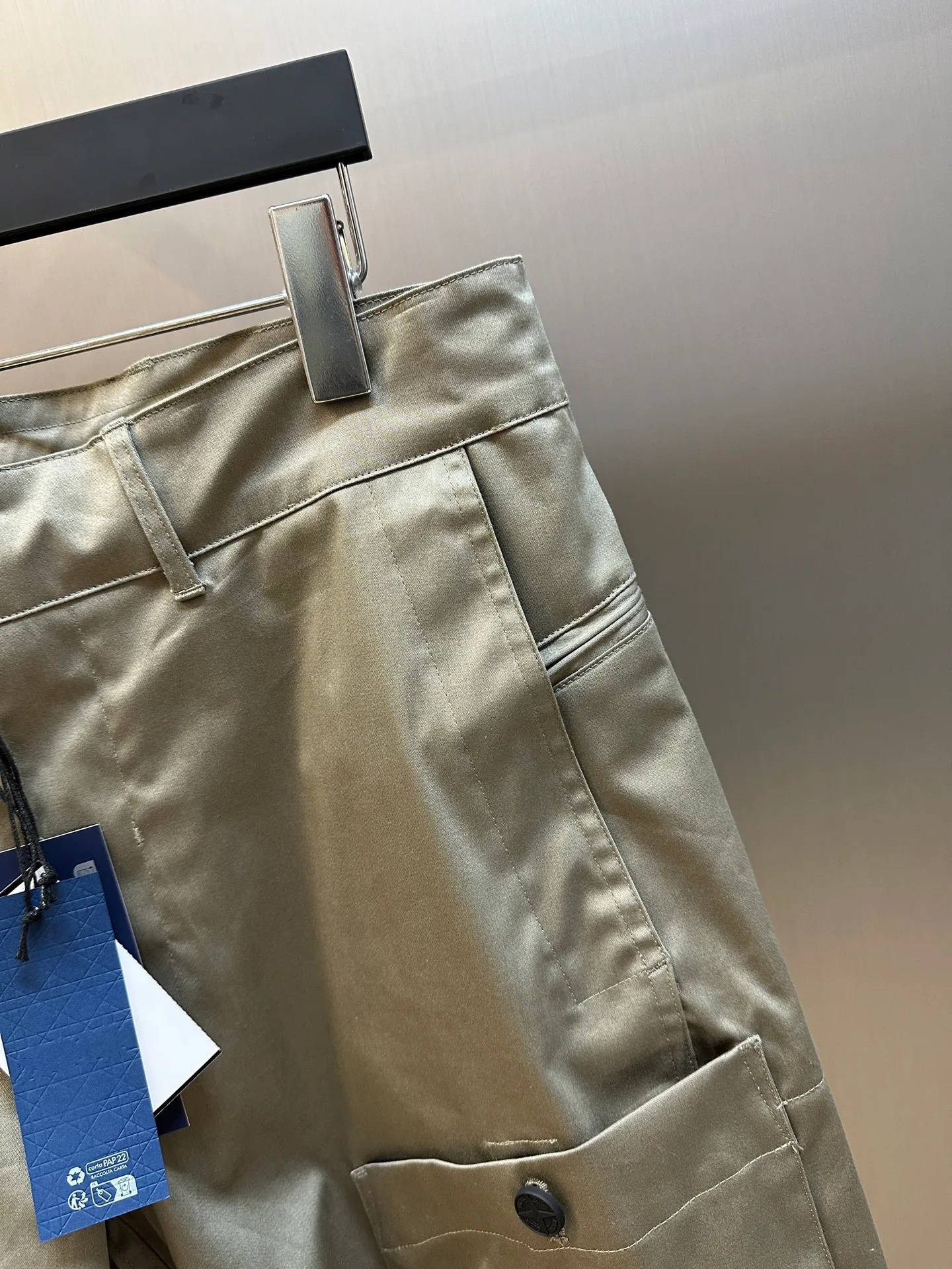 🅿️630 Dior stone joint shorts The fabric is made of 60s cotton high-density twill satin fabric, 5A grade long-staple cotton yarn, 2C thickness TPU hot melt adhesive film, circular shaft glue coating process, high-count satin fabric and adhesive film to keep the fabric with a 3D texture. The cooling coating can absorb moisture and sweat, the mold is customized to rotate the puller with logo, the No. 5 platinum corn tooth closed tail zipper, the mold is customized to make a cylindrical buckle made of silicone material, and the bag is made of domestic high-speed machine embroidery small logo letters + grid flat embroidered seal size:44.46.48.50