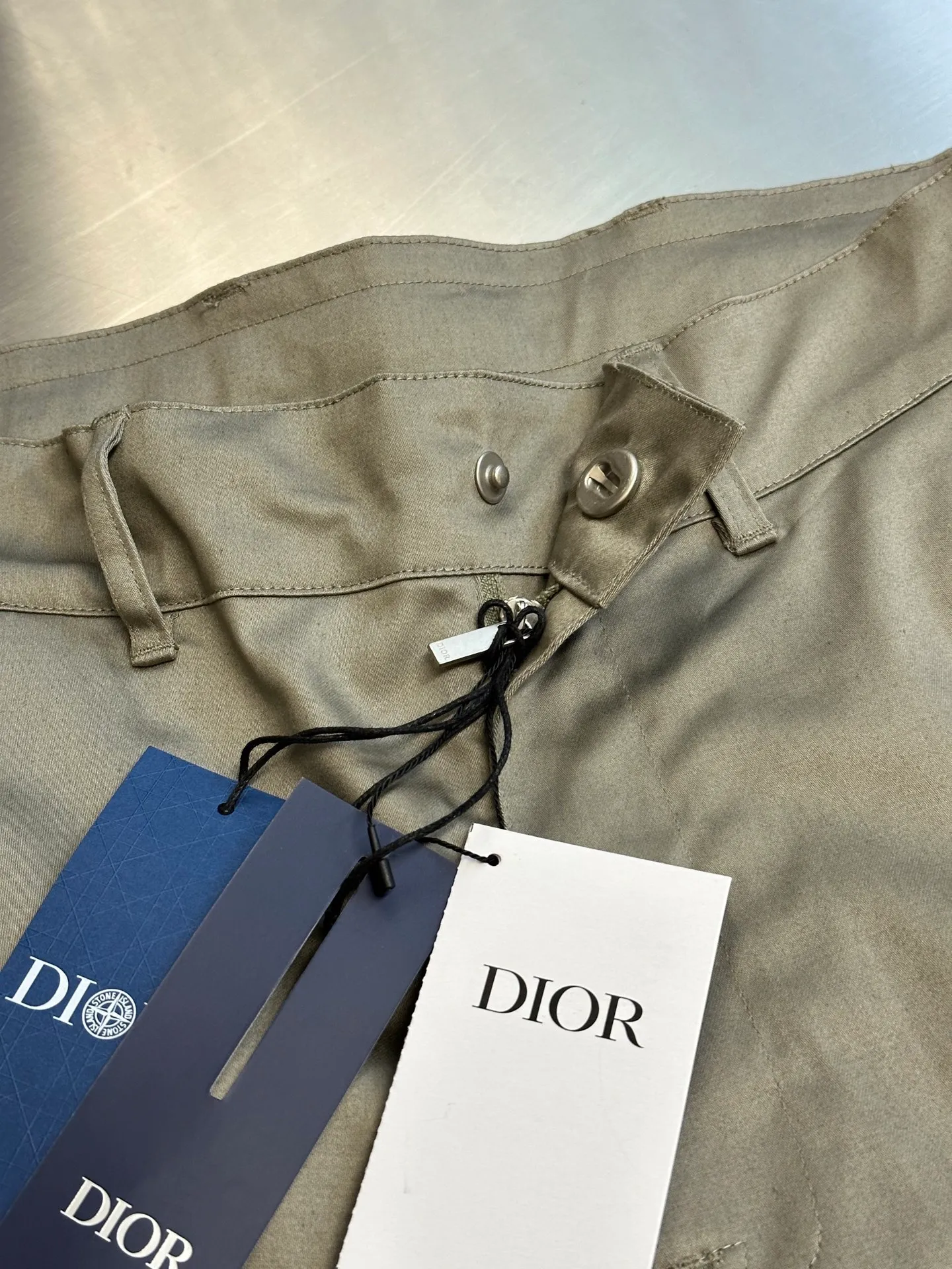 🅿️630 Dior stone joint shorts The fabric is made of 60s cotton high-density twill satin fabric, 5A grade long-staple cotton yarn, 2C thickness TPU hot melt adhesive film, circular shaft glue coating process, high-count satin fabric and adhesive film to keep the fabric with a 3D texture. The cooling coating can absorb moisture and sweat, the mold is customized to rotate the puller with logo, the No. 5 platinum corn tooth closed tail zipper, the mold is customized to make a cylindrical buckle made of silicone material, and the bag is made of domestic high-speed machine embroidery small logo letters + grid flat embroidered seal size:44.46.48.50