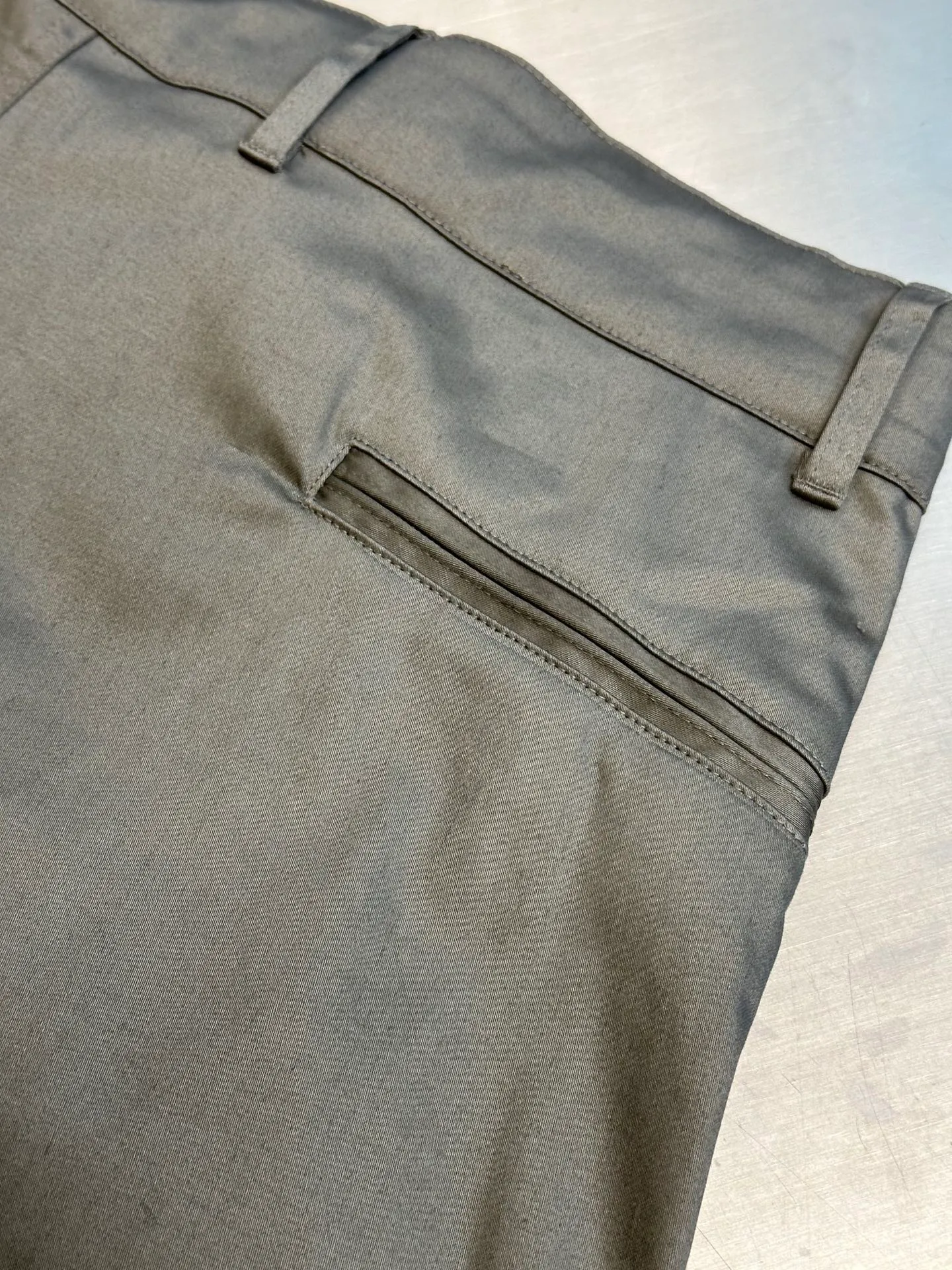 🅿️630 Dior stone joint shorts The fabric is made of 60s cotton high-density twill satin fabric, 5A grade long-staple cotton yarn, 2C thickness TPU hot melt adhesive film, circular shaft glue coating process, high-count satin fabric and adhesive film to keep the fabric with a 3D texture. The cooling coating can absorb moisture and sweat, the mold is customized to rotate the puller with logo, the No. 5 platinum corn tooth closed tail zipper, the mold is customized to make a cylindrical buckle made of silicone material, and the bag is made of domestic high-speed machine embroidery small logo letters + grid flat embroidered seal size:44.46.48.50