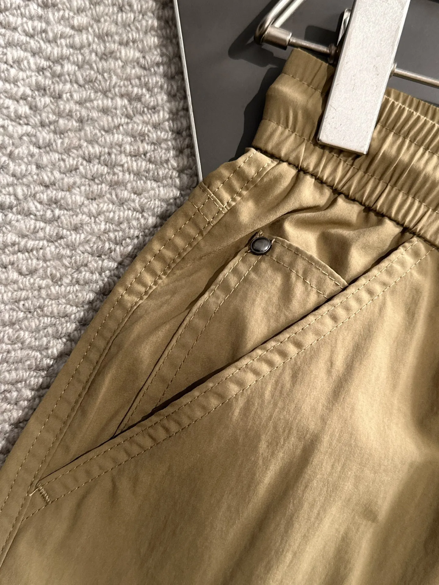 🅿️380 next day shipping Dior 2025 spring and summer new elastic band casual pants, thin counter custom fabrics, high breathability and comfort, impeccable details, brand element design concept, reflecting high quality. It feels delicate and soft! It presents a casual cut and the upper body shape is great! Size: M-4XL