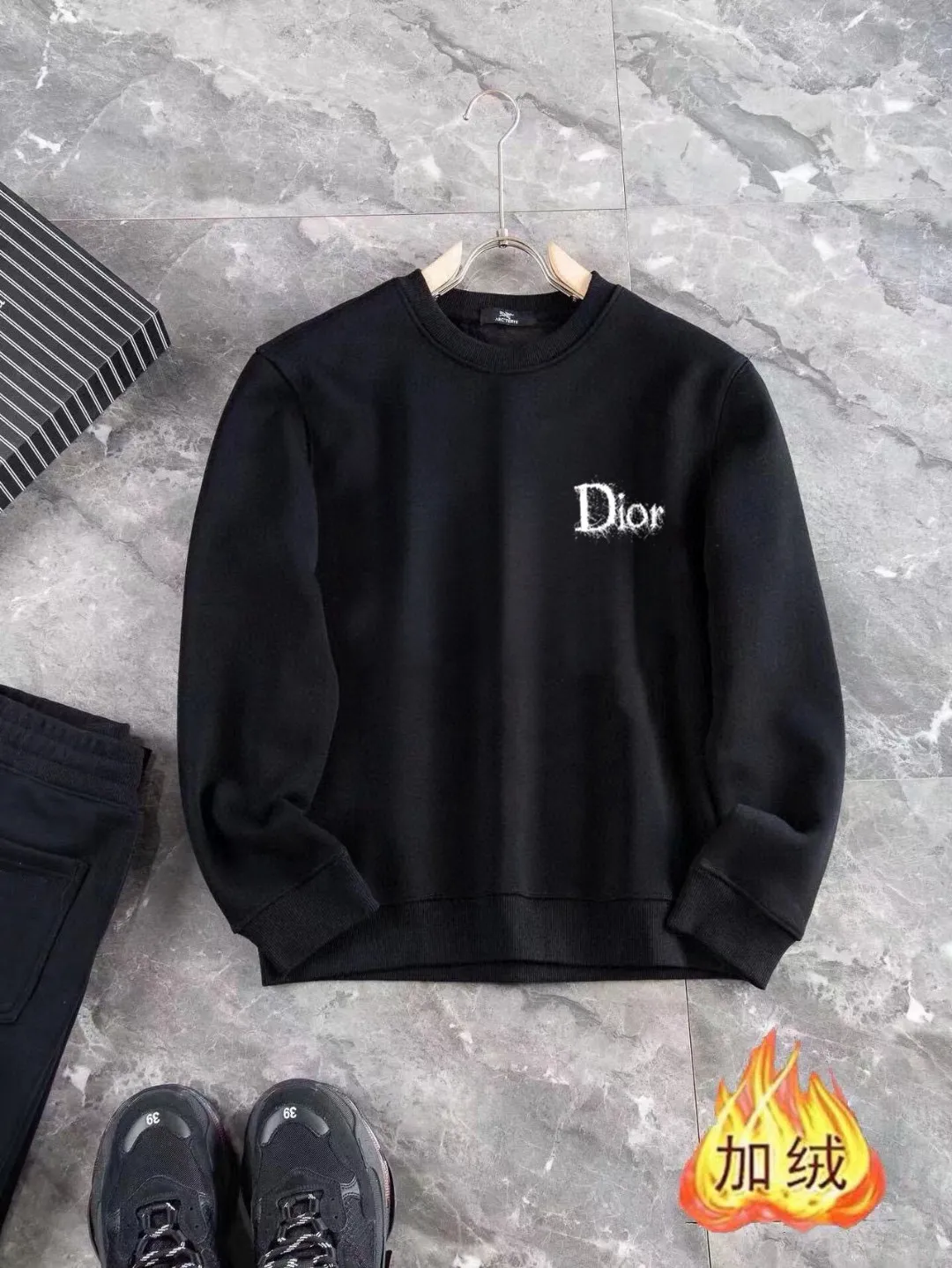 🅿️400 brand [DIOR Dior] (velvet and thickened) 2025 autumn and winter new product, celebrities' favorite fashion-flavored casual suit, clean and neat tailoring, full of urban style. It is made of high-quality customized fabrics, with excellent thermal insulation effect inside, soft and dry feel, and a crisp and stylish upper body effect. The three-dimensional cutting process and the pattern are all of high standards, and the silhouette version has the right benefits! It is not tight at all, and you feel good when you put it on. So many top-quality raw materials create high-end products with unparalleled value. It is the first choice for high-end fashion people. (Size: M-4XL can wear up to 200 pounds)