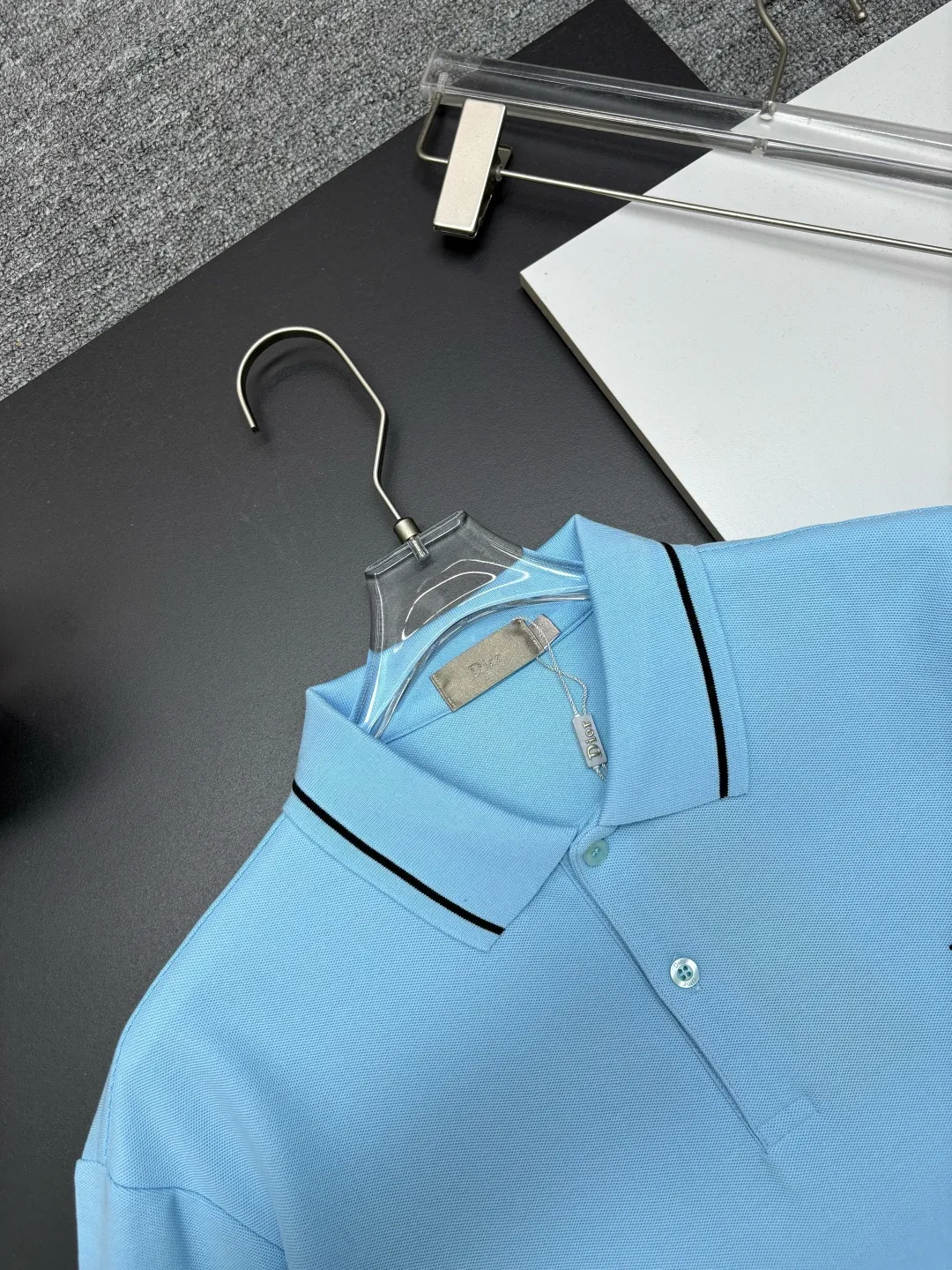 🅿️260 DIOR Dior's new embroidered long-sleeved Polo shirt. Original fabric. Official same style. Made of 250 grams of pure cotton pique fabric, custom-made in the same vat. Very comfortable and smooth feel. Very wide and stylish. Produced by a first-line brand factory. Imported Behringer embroidery machine. The embroidery is full and textured. The collar rib is woven with imported yarn. It does not deform after long-term wear. The latest autumn and winter style. Fashionable and individual. Super versatile and good-looking. It is very suitable for both men and women. A must-have item. Color: black, white, blue, pink. Size: M-3XL