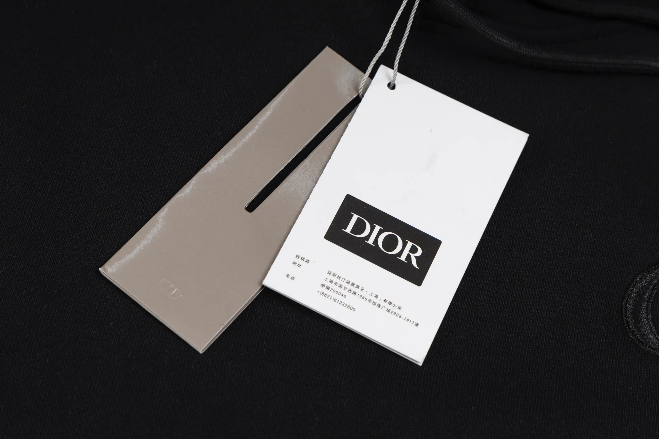 🅿️310 model number B36 Dior classic small label embroidered hooded sweatshirt. DIOR counter consistent sweatshirt. The fabric is made of 420g double-strand double yarn in the same cylinder terry. 2×2 pure cotton high-elastic fine threads are not deformed. Imported machines are full of classic small label embroidery. The most popular online celebrity versatile OS version can be worn up to about 180 pounds. Factory assembly line work. Imported machine double-line press technology. Three standards are complete. Customized accessories. Matching. Same style for men and women colour: black white size: S M L XL Manual measurement error of about 1-3cm is normal