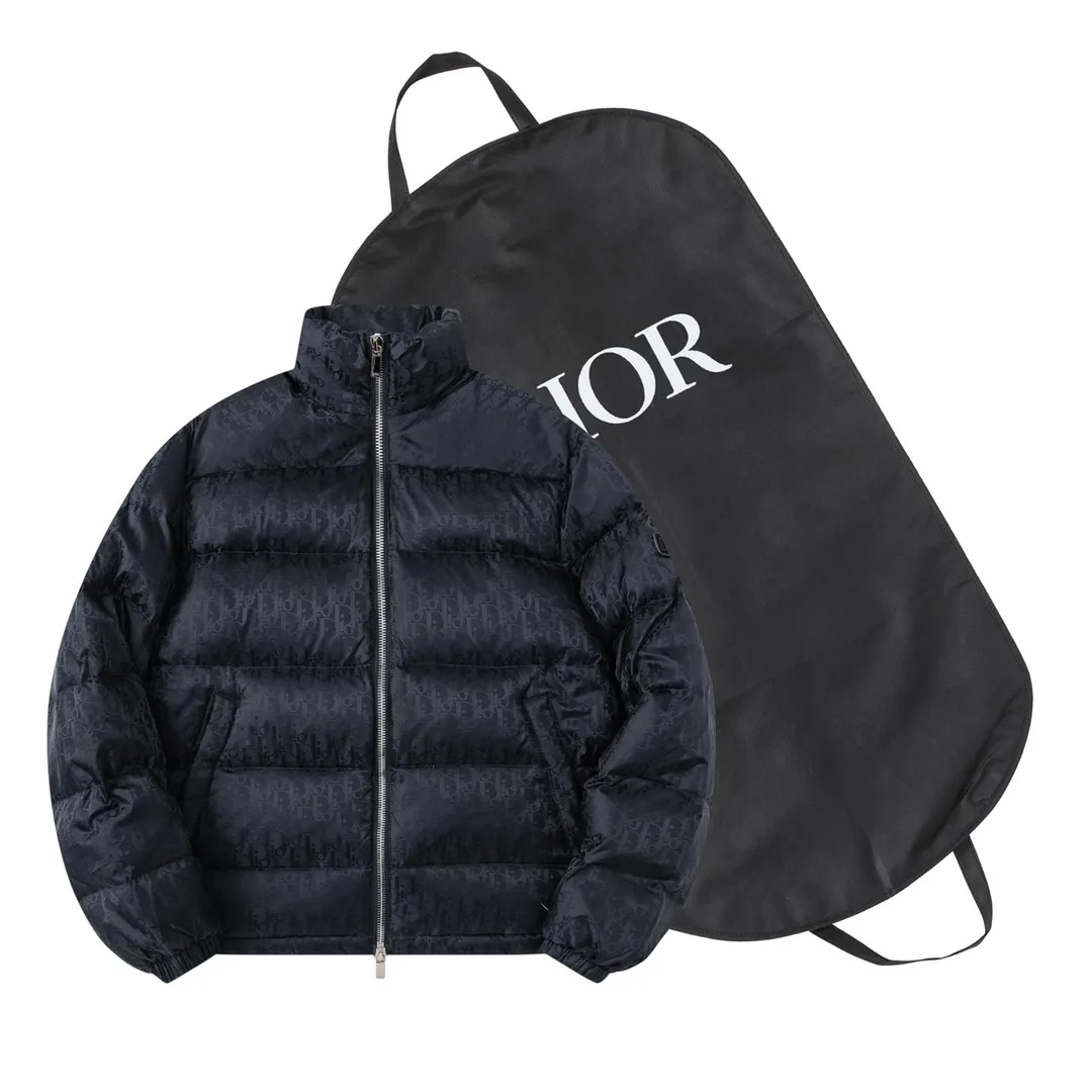 🅿️820 (with dust bag) Dior/Dior 23ss popular jacquard down jacket down jacket. It uses high-quality fabrics, always maintains a high-end and gorgeous design line, and has fine workmanship, symbolizing the highest spirit of French fashion culture. Counter version! The highest version on the market, GC quality is super good. Original hardware customization, jacquard craft fabric, goose down filling. Color: black/navy blue/grey/sky blue Size: 44/46/48/50/52/54