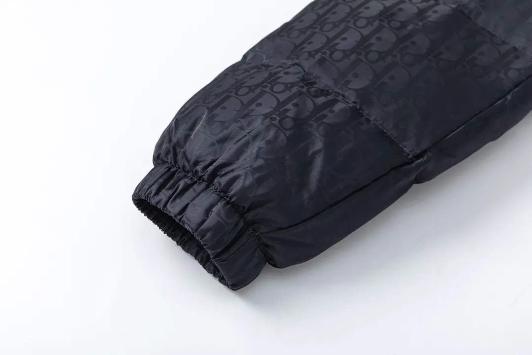 🅿️820 (with dust bag) Dior/Dior 23ss popular jacquard down jacket down jacket. It uses high-quality fabrics, always maintains a high-end and gorgeous design line, and has fine workmanship, symbolizing the highest spirit of French fashion culture. Counter version! The highest version on the market, GC quality is super good. Original hardware customization, jacquard craft fabric, goose down filling. Color: black/navy blue/grey/sky blue Size: 44/46/48/50/52/54