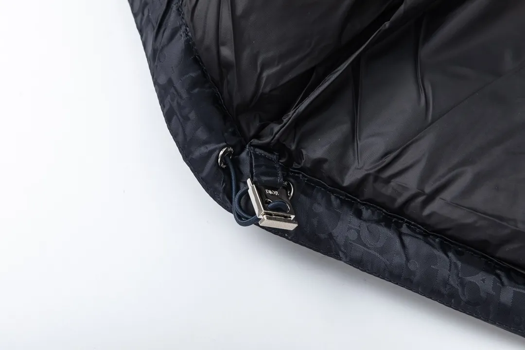 🅿️820 (with dust bag) Dior/Dior 23ss popular jacquard down jacket down jacket. It uses high-quality fabrics, always maintains a high-end and gorgeous design line, and has fine workmanship, symbolizing the highest spirit of French fashion culture. Counter version! The highest version on the market, GC quality is super good. Original hardware customization, jacquard craft fabric, goose down filling. Color: black/navy blue/grey/sky blue Size: 44/46/48/50/52/54