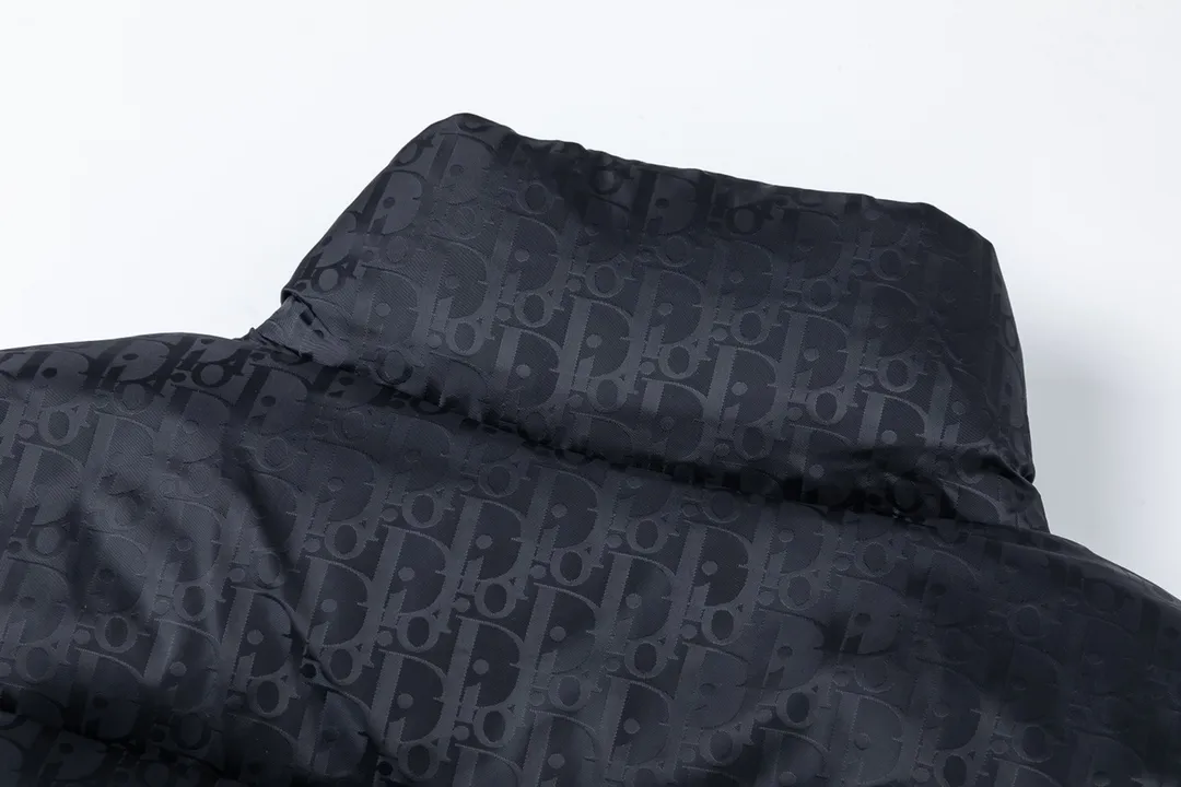 🅿️820 (with dust bag) Dior/Dior 23ss popular jacquard down jacket down jacket. It uses high-quality fabrics, always maintains a high-end and gorgeous design line, and has fine workmanship, symbolizing the highest spirit of French fashion culture. Counter version! The highest version on the market, GC quality is super good. Original hardware customization, jacquard craft fabric, goose down filling. Color: black/navy blue/grey/sky blue Size: 44/46/48/50/52/54