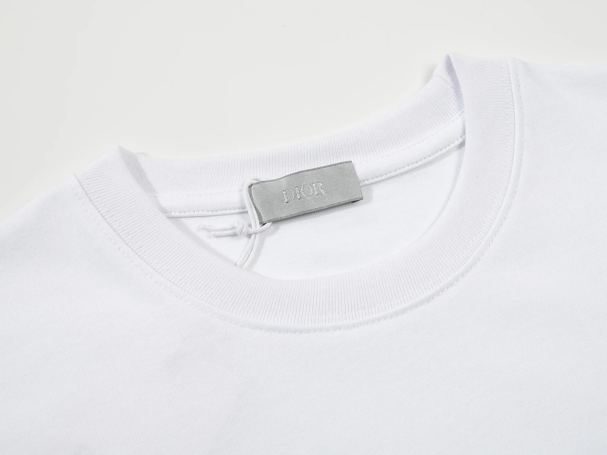 🅿️170 DIOR Dior embroidered letters‼ ️Short-sleeved T-shirt® *Customized 280g cotton fabric, the fabric is soft, skin-friendly and comfortable *Laminated letter logo on the front *A very simple and elegant one that is unparalleled in terms of upper body comfort, interpreting your luxury and taste, and creating your fashionable charm. ⚠️Washing method: It is recommended to dry clean or wrap the reverse side in a laundry bag and machine wash it quickly in cold water and let it dry naturally! ⚠️ Unisex style 𝐂𝐎𝐋𝐎𝐔𝐑: White Black 𝐒𝐈𝐙𝐄: S-XL