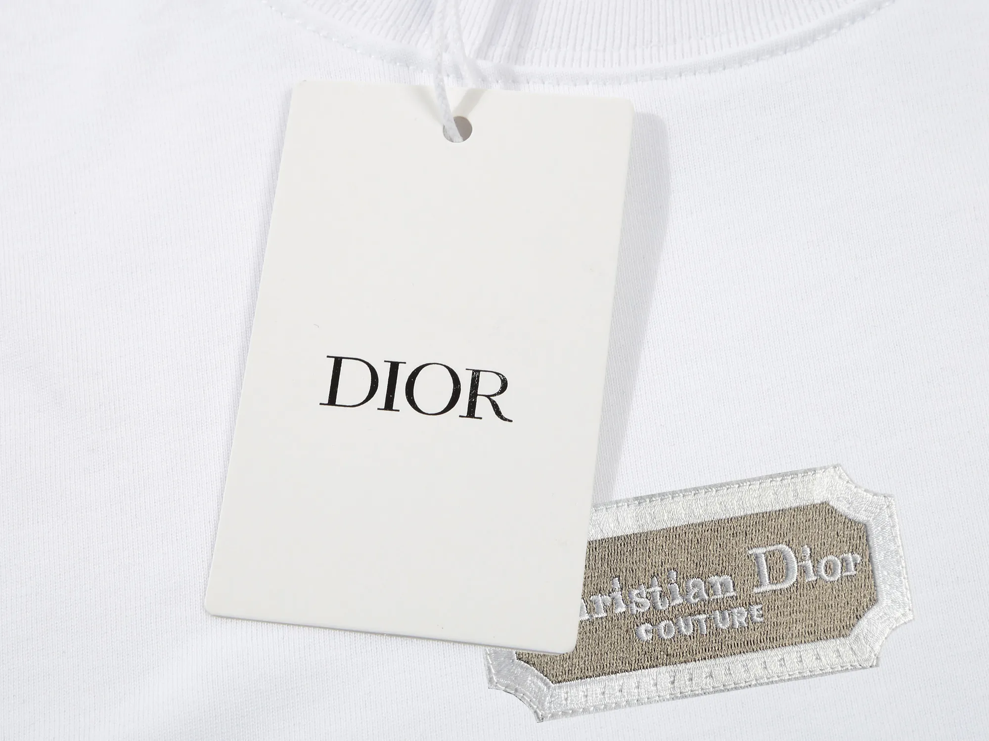 🅿️170 DIOR Dior embroidered letters‼ ️Short-sleeved T-shirt® *Customized 280g cotton fabric, the fabric is soft, skin-friendly and comfortable *Laminated letter logo on the front *A very simple and elegant one that is unparalleled in terms of upper body comfort, interpreting your luxury and taste, and creating your fashionable charm. ⚠️Washing method: It is recommended to dry clean or wrap the reverse side in a laundry bag and machine wash it quickly in cold water and let it dry naturally! ⚠️ Unisex style 𝐂𝐎𝐋𝐎𝐔𝐑: White Black 𝐒𝐈𝐙𝐄: S-XL