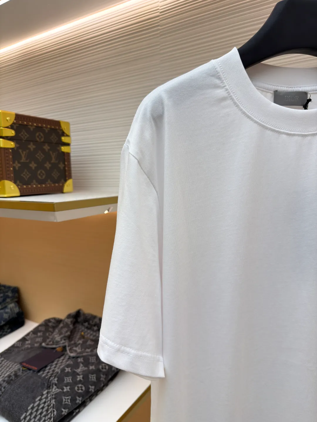 Dior Alpine Embroidery Round Neck Short Sleeve ●Original version: Purchased and developed by 7149 ●Item number: 1681102-X95 ●Fabric: plain knitted fabric ●Technology: white ink direct injection production ●Version: fitted version ●Weight: about 200 grams ●Size: S-M-L-XL ●Description: The main body is made of 24S special woven compact cotton to make plain knitted fabric, weight 180g. High-count combed cotton yarn eliminates most of the short hairiness through compact spinning process, making the yarn smoother and stronger. The woven fabric structure is extremely dense, flat and soft, with excellent anti-pilling ability and durability, while retaining the natural advantages of pure cotton, which is breathable and skin-friendly. The neckline is made of 32S 1x1 rib with a weight of 300g. The finer yarn count creates a more delicate and tight thread, which provides better elasticity and deformation resistance than ordinary ribs, ensuring that the neckline can still remain stiff after being put on and taken off many times. The printed pattern and classic logo inspired by the mountain spirit on the chest become the visual focus through the decoration combined with multiple techniques. The printed pattern elements use digital white ink direct injection technology, which presents bright, opaque white and color patterns on dark fabrics with clear edges and a smooth touch. The classic logo is completed with fluorescent green contrasting letters in the form of patches, which are then precisely sewn onto the fabric using appliqué technology. This process restores the three-dimensionality, color saturation and detail accuracy of the pattern to the original version. With the standard round neck shape and basic color, this product has established a high degree of matching tolerance. It can be mixed and matched with daily jeans or shorts, catering to the pursuit of functionality, comfort and details. The neckline has a rounded arc, suitable for various face shapes and body shapes; the sleeves are moderate and end just above the elbow, showing a smart and neat image. The slim-fitting cut shows off the wearer's body curves without sacrificing comfort. The collar, cuffs, hem and other parts are all sewn with fine double-needle stitching. The overall wiring is straight and delicate, the fabric is comfortable and soft, and the color is consistent without color difference. It can be matched with the same style to create a fashionable look and control various occasions. Customized accessories, complete with three standards, same style for men and women!