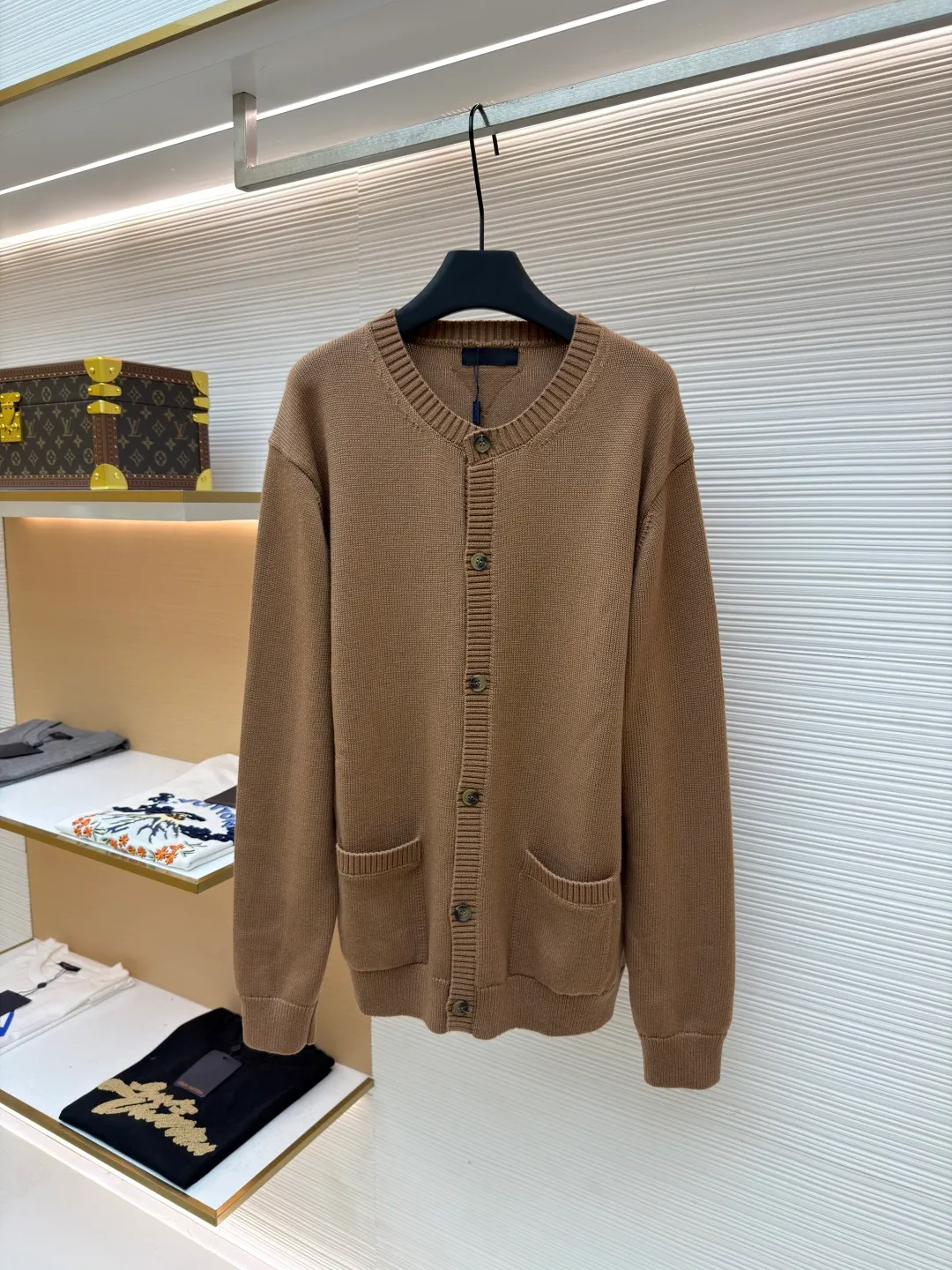 Prada round neck single-breasted cashmere cardigan ●Original version: Purchased and developed by 10189 ●Item number: 1681575-A85 ●Fabric: wool blended fabric ●Technology: knitted ●Color: camel ●Version: Fitted version ●Weight: about 830 grams ●Size: S-M-L-XL ●Description: This knitted cardigan is made of high-quality wool blended fabric, with a soft and delicate feel and excellent warmth retention properties. The body features a classic round neck design for a comfortable fit. The front placket is closed with a single-breasted button, making it easy to put on and take off and look neat. There are symmetrical pockets on both sides, which are practical and enhance the overall look. The knitted texture is clear and even, demonstrating exquisite craftsmanship. Ready-made garments undergo strict quality inspection to ensure that each piece meets high standards. Whether worn with a shirt or a T-shirt, this cardigan can show its unique fashion taste and texture. The overall wiring is straight and delicate, the fabric is comfortable and soft, and the color is consistent without color difference. It can be matched with the same style to create a fashionable look and control various occasions. Customized accessories, complete with three standards, same style for men and women!
