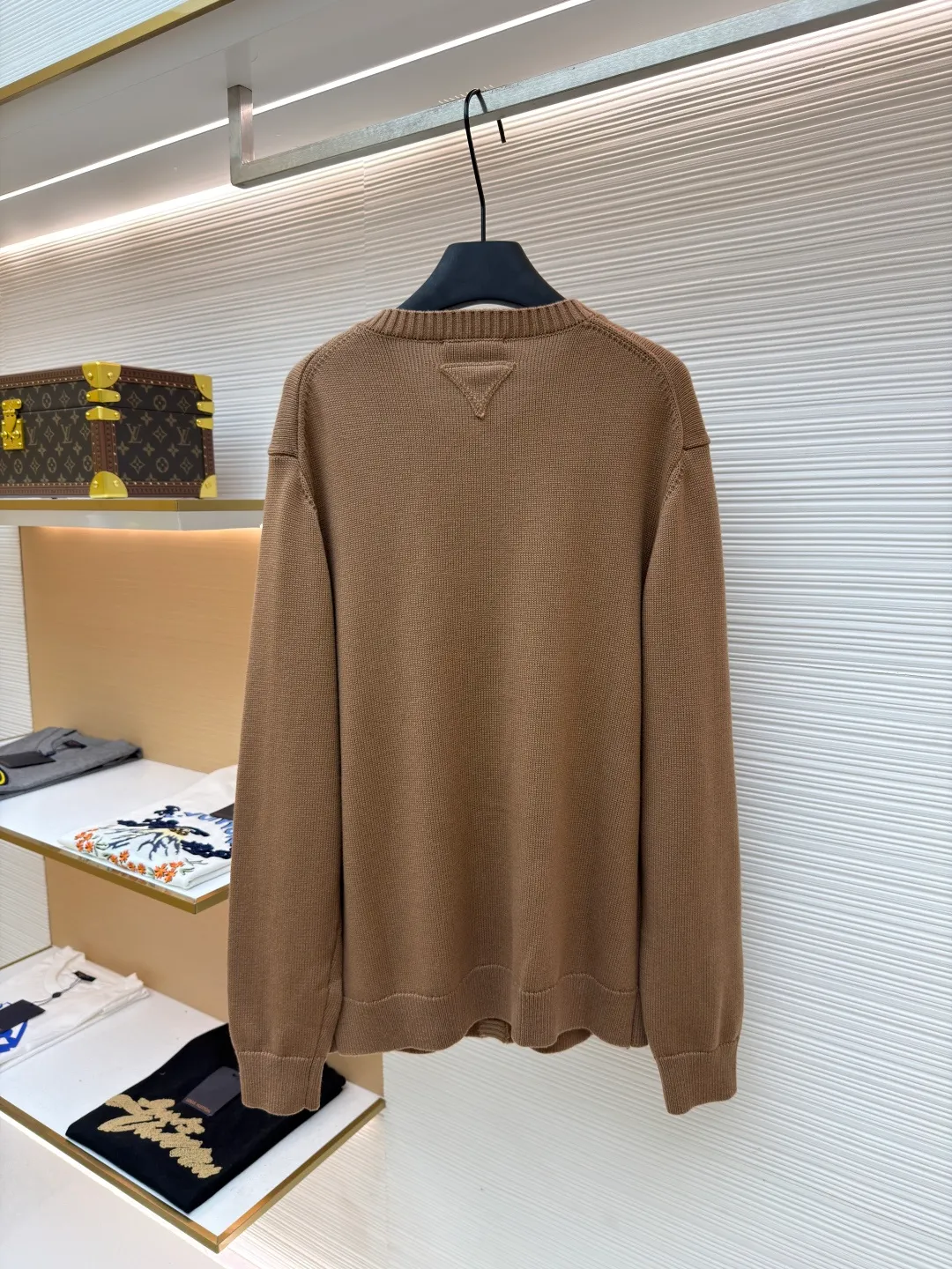 Prada round neck single-breasted cashmere cardigan ●Original version: Purchased and developed by 10189 ●Item number: 1681575-A85 ●Fabric: wool blended fabric ●Technology: knitted ●Color: camel ●Version: Fitted version ●Weight: about 830 grams ●Size: S-M-L-XL ●Description: This knitted cardigan is made of high-quality wool blended fabric, with a soft and delicate feel and excellent warmth retention properties. The body features a classic round neck design for a comfortable fit. The front placket is closed with a single-breasted button, making it easy to put on and take off and look neat. There are symmetrical pockets on both sides, which are practical and enhance the overall look. The knitted texture is clear and even, demonstrating exquisite craftsmanship. Ready-made garments undergo strict quality inspection to ensure that each piece meets high standards. Whether worn with a shirt or a T-shirt, this cardigan can show its unique fashion taste and texture. The overall wiring is straight and delicate, the fabric is comfortable and soft, and the color is consistent without color difference. It can be matched with the same style to create a fashionable look and control various occasions. Customized accessories, complete with three standards, same style for men and women!