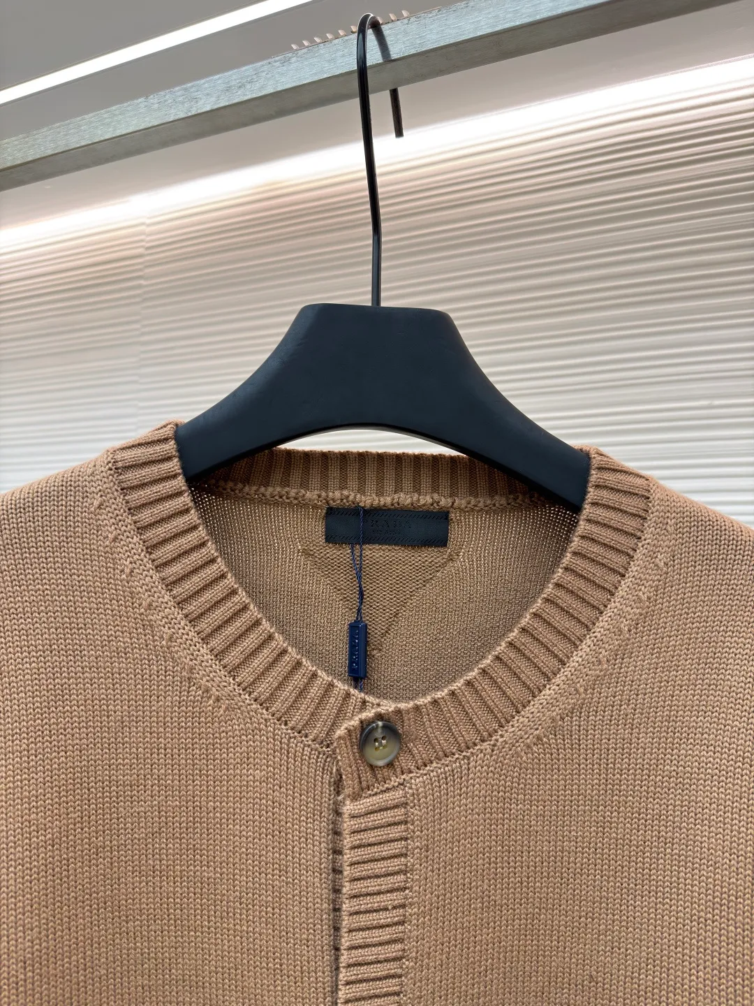 Prada round neck single-breasted cashmere cardigan ●Original version: Purchased and developed by 10189 ●Item number: 1681575-A85 ●Fabric: wool blended fabric ●Technology: knitted ●Color: camel ●Version: Fitted version ●Weight: about 830 grams ●Size: S-M-L-XL ●Description: This knitted cardigan is made of high-quality wool blended fabric, with a soft and delicate feel and excellent warmth retention properties. The body features a classic round neck design for a comfortable fit. The front placket is closed with a single-breasted button, making it easy to put on and take off and look neat. There are symmetrical pockets on both sides, which are practical and enhance the overall look. The knitted texture is clear and even, demonstrating exquisite craftsmanship. Ready-made garments undergo strict quality inspection to ensure that each piece meets high standards. Whether worn with a shirt or a T-shirt, this cardigan can show its unique fashion taste and texture. The overall wiring is straight and delicate, the fabric is comfortable and soft, and the color is consistent without color difference. It can be matched with the same style to create a fashionable look and control various occasions. Customized accessories, complete with three standards, same style for men and women!