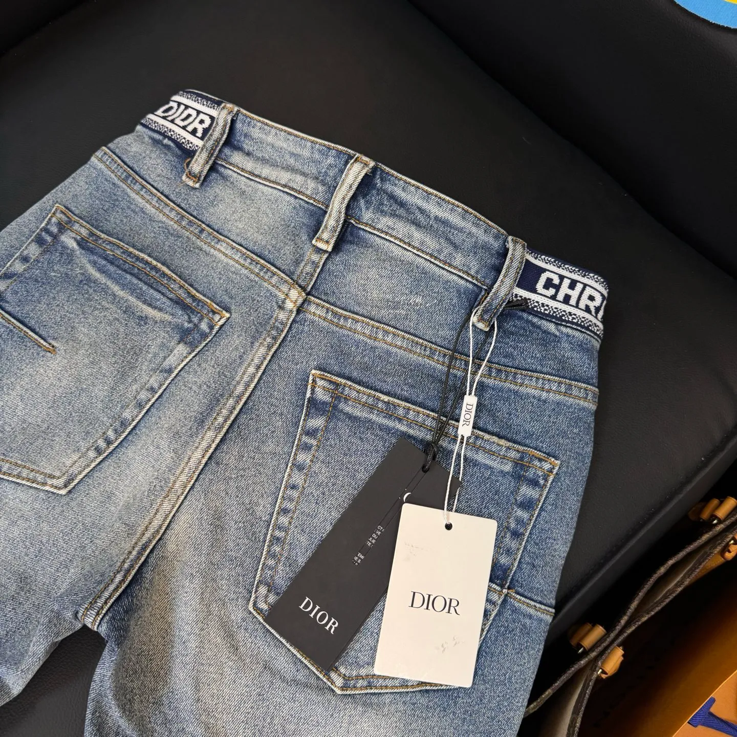 🅿️290 Export quality🔥Style number: D231 GUCCI summer new washed printed fashionable casual straight leg jeans. Limited order from overseas trading companies, European straight hair, high quality products are rare and limited quantity.  The new 2024 SS spring and summer jeans are made of high-quality denim fabric. The fabric contains 92% cotton, 6.4% polyester, and 1.6% spandex. The integration of such a high content of cotton and spandex fabric makes the pants feel soft and delicate, the upper body is comfortable and elastic, and the workmanship is exquisite, highlighting the ultra-high brand charm.  Color #Washed Blue Size #29 30 31 32 33 34 36 38 (please report height and weight)