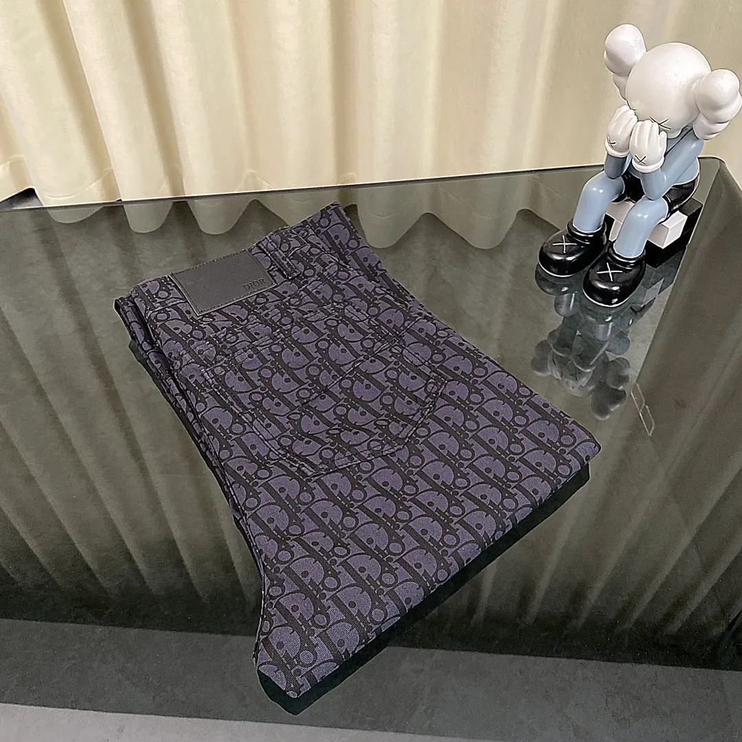 🅿️270 Style: Dior/Dior 2024SS spring new old flower all-print jacquard jeans straight trousers, light luxury, a must-have item for men and women's daily commuting wear, Dior's latest top-quality material, super soft high cotton washed denim fabric! The washing cost of each piece is as much as three times that of conventional craftsmanship. The touch is extremely delicate. Once you get the actual item, you really can’t put it down. It has a full sense of high-end! The real counters use materials worth more than a thousand yuan, giving you an unparalleled sense of luxury!  Details after details! The latest first launch model! The whole body has a simple and elegant design, and the back pockets of the pants are made of high-quality craftsmanship. The belt is extremely exquisite! Real materials inside, just for the ultimate touch, without sacrificing high cost!  World premiere new product! Hot-selling items at the counter, the ultimate luxury! Whether it is for personal wear or as a gift, it is a king-level choice! No pressure to manage any large business occasions and high-end private clubs! Highly recommended to buy!    Color: Picture color Size: S-XL (28/30/32/34)