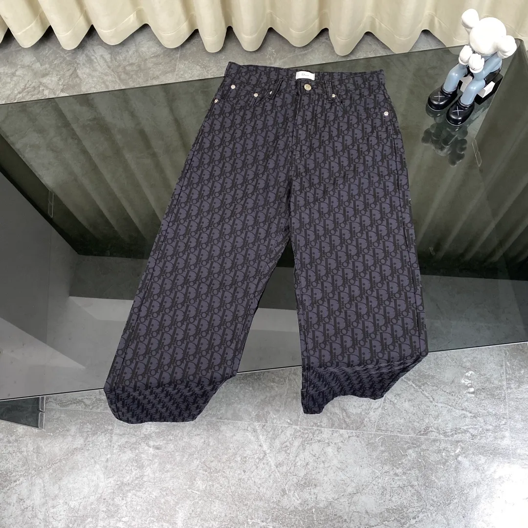 🅿️270 Style: Dior/Dior 2024SS spring new old flower all-print jacquard jeans straight trousers, light luxury, a must-have item for men and women's daily commuting wear, Dior's latest top-quality material, super soft high cotton washed denim fabric! The washing cost of each piece is as much as three times that of conventional craftsmanship. The touch is extremely delicate. Once you get the actual item, you really can’t put it down. It has a full sense of high-end! The real counters use materials worth more than a thousand yuan, giving you an unparalleled sense of luxury!  Details after details! The latest first launch model! The whole body has a simple and elegant design, and the back pockets of the pants are made of high-quality craftsmanship. The belt is extremely exquisite! Real materials inside, just for the ultimate touch, without sacrificing high cost!  World premiere new product! Hot-selling items at the counter, the ultimate luxury! Whether it is for personal wear or as a gift, it is a king-level choice! No pressure to manage any large business occasions and high-end private clubs! Highly recommended to buy!    Color: Picture color Size: S-XL (28/30/32/34)