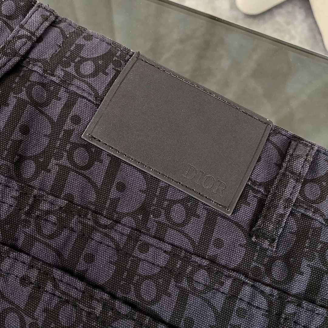 🅿️270 Style: Dior/Dior 2024SS spring new old flower all-print jacquard jeans straight trousers, light luxury, a must-have item for men and women's daily commuting wear, Dior's latest top-quality material, super soft high cotton washed denim fabric! The washing cost of each piece is as much as three times that of conventional craftsmanship. The touch is extremely delicate. Once you get the actual item, you really can’t put it down. It has a full sense of high-end! The real counters use materials worth more than a thousand yuan, giving you an unparalleled sense of luxury!  Details after details! The latest first launch model! The whole body has a simple and elegant design, and the back pockets of the pants are made of high-quality craftsmanship. The belt is extremely exquisite! Real materials inside, just for the ultimate touch, without sacrificing high cost!  World premiere new product! Hot-selling items at the counter, the ultimate luxury! Whether it is for personal wear or as a gift, it is a king-level choice! No pressure to manage any large business occasions and high-end private clubs! Highly recommended to buy!    Color: Picture color Size: S-XL (28/30/32/34)