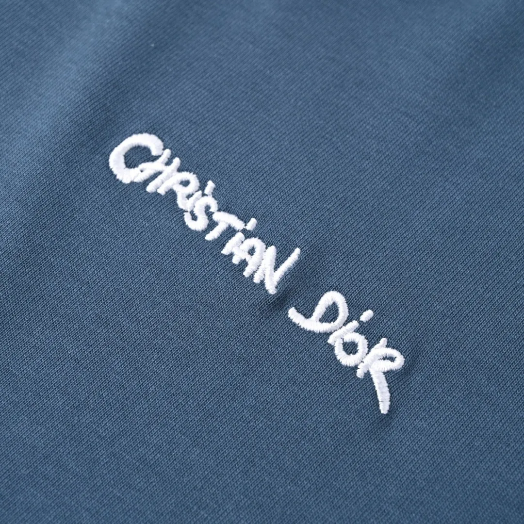 🅿️330 (higher version) DIOR CD cursive embroidered letter short-sleeved T-shirt. The original version is 7400, purchased from Taikoo Hui. The original version is customized with 270g cotton fabric, haze blue, apricot dyeing, and the thread dyeing is the same as the original version. The imported machine embroidery process makes the letter logo show a delicate and exquisite effect, enhancing the decorative effect. Use an embroidery machine to embroider the designed letter logo onto the patch. Color: black, haze blue, apricot, white, floral gray Size: S-L