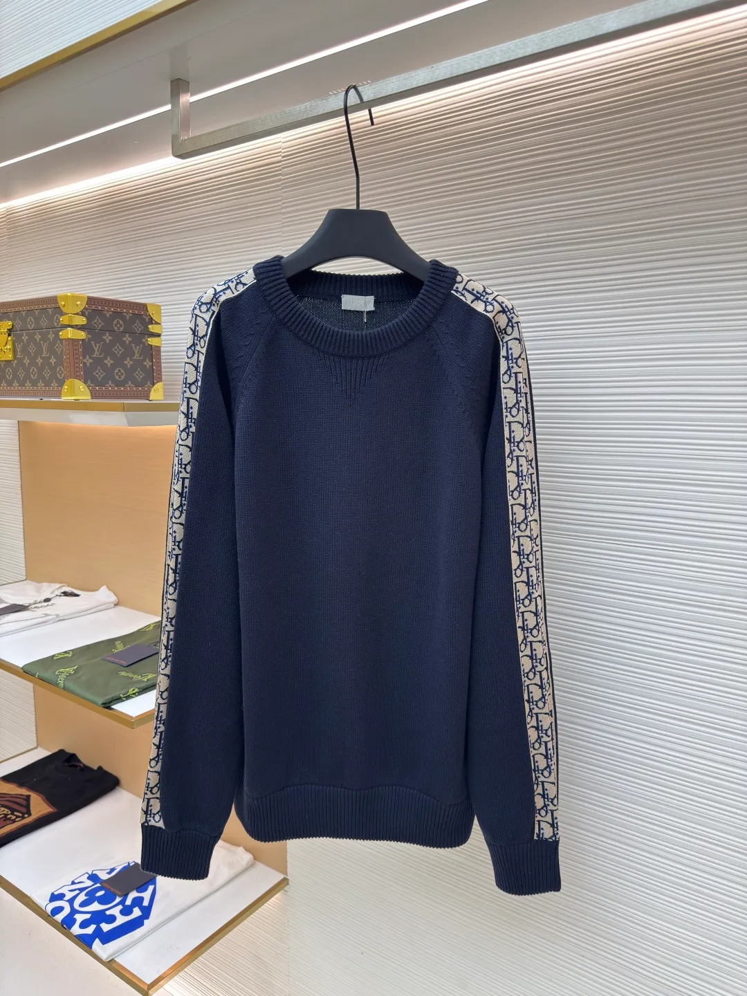 Dior sleeve webbing jacquard sweater ●Authentic product: 11000 purchase and development ●Item number: 1680530-B40 ●Fabric: wool fabric ●Technology: Wool jacquard production ●Version: fitted version ●Weight: about 815 grams ●Size: XS-S-M-L ●Description: The original version is dyed and dyed, and the color similarity is as high as 95%. It is made of 100% fully combed cotton yarn. The body of the clothes is woven on the same 7G loom as the original version. The mulberry silk webbing on both sides is made of 16-needle ultra-fine according to the original version. The needle types are individually knitted, sewn, washed, and finally the webbing is operated by highly skilled lathes. Ordinary lathes cannot carve such a straight webbing. This place particularly tests the lathes' skills. The overall wiring is straight and delicate, the fabric is comfortable and soft, and the color is consistent without color difference. It can be matched with the same style to create a fashionable look, and can be used in various occasions. Customized accessories, complete with three standards, same style for men and women!