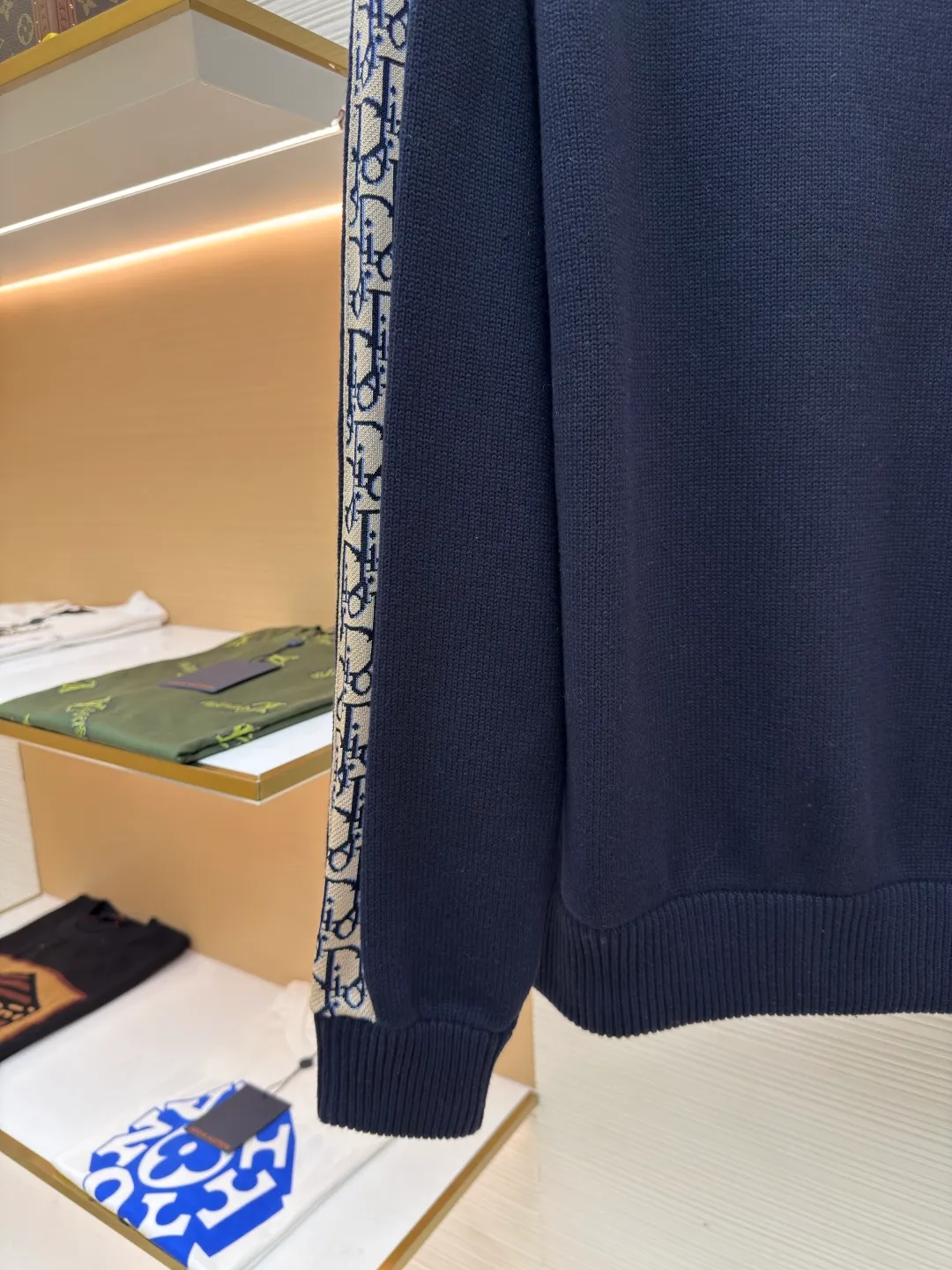 Dior sleeve webbing jacquard sweater ●Authentic product: 11000 purchase and development ●Item number: 1680530-B40 ●Fabric: wool fabric ●Technology: Wool jacquard production ●Version: fitted version ●Weight: about 815 grams ●Size: XS-S-M-L ●Description: The original version is dyed and dyed, and the color similarity is as high as 95%. It is made of 100% fully combed cotton yarn. The body of the clothes is woven on the same 7G loom as the original version. The mulberry silk webbing on both sides is made of 16-needle ultra-fine according to the original version. The needle types are individually knitted, sewn, washed, and finally the webbing is operated by highly skilled lathes. Ordinary lathes cannot carve such a straight webbing. This place particularly tests the lathes' skills. The overall wiring is straight and delicate, the fabric is comfortable and soft, and the color is consistent without color difference. It can be matched with the same style to create a fashionable look, and can be used in various occasions. Customized accessories, complete with three standards, same style for men and women!