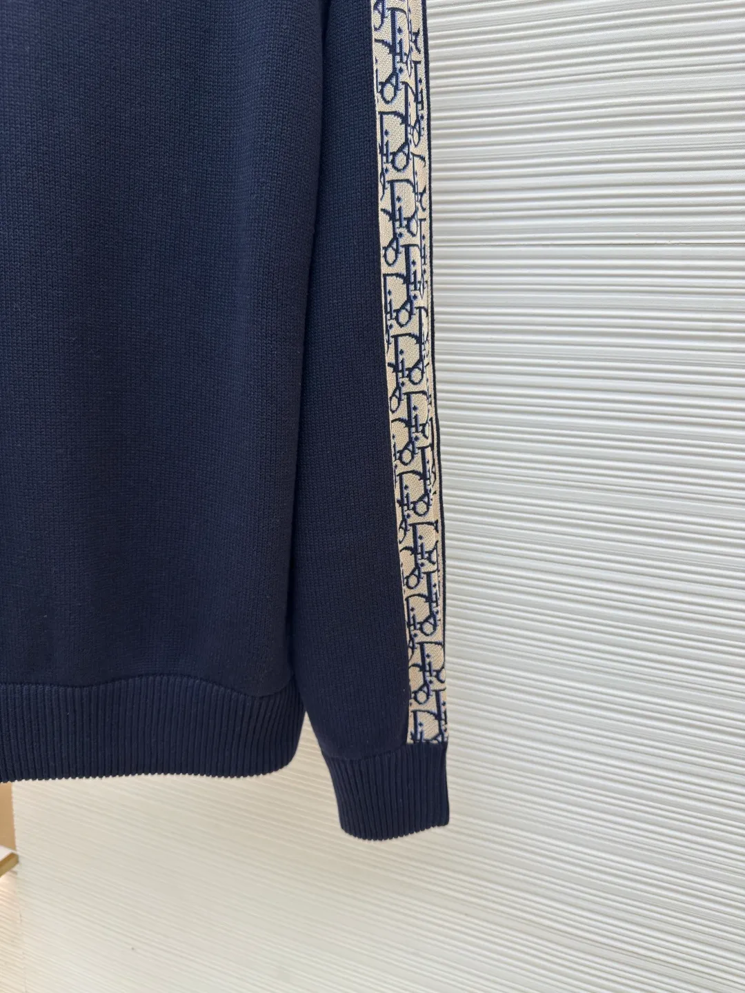 Dior sleeve webbing jacquard sweater ●Authentic product: 11000 purchase and development ●Item number: 1680530-B40 ●Fabric: wool fabric ●Technology: Wool jacquard production ●Version: fitted version ●Weight: about 815 grams ●Size: XS-S-M-L ●Description: The original version is dyed and dyed, and the color similarity is as high as 95%. It is made of 100% fully combed cotton yarn. The body of the clothes is woven on the same 7G loom as the original version. The mulberry silk webbing on both sides is made of 16-needle ultra-fine according to the original version. The needle types are individually knitted, sewn, washed, and finally the webbing is operated by highly skilled lathes. Ordinary lathes cannot carve such a straight webbing. This place particularly tests the lathes' skills. The overall wiring is straight and delicate, the fabric is comfortable and soft, and the color is consistent without color difference. It can be matched with the same style to create a fashionable look, and can be used in various occasions. Customized accessories, complete with three standards, same style for men and women!
